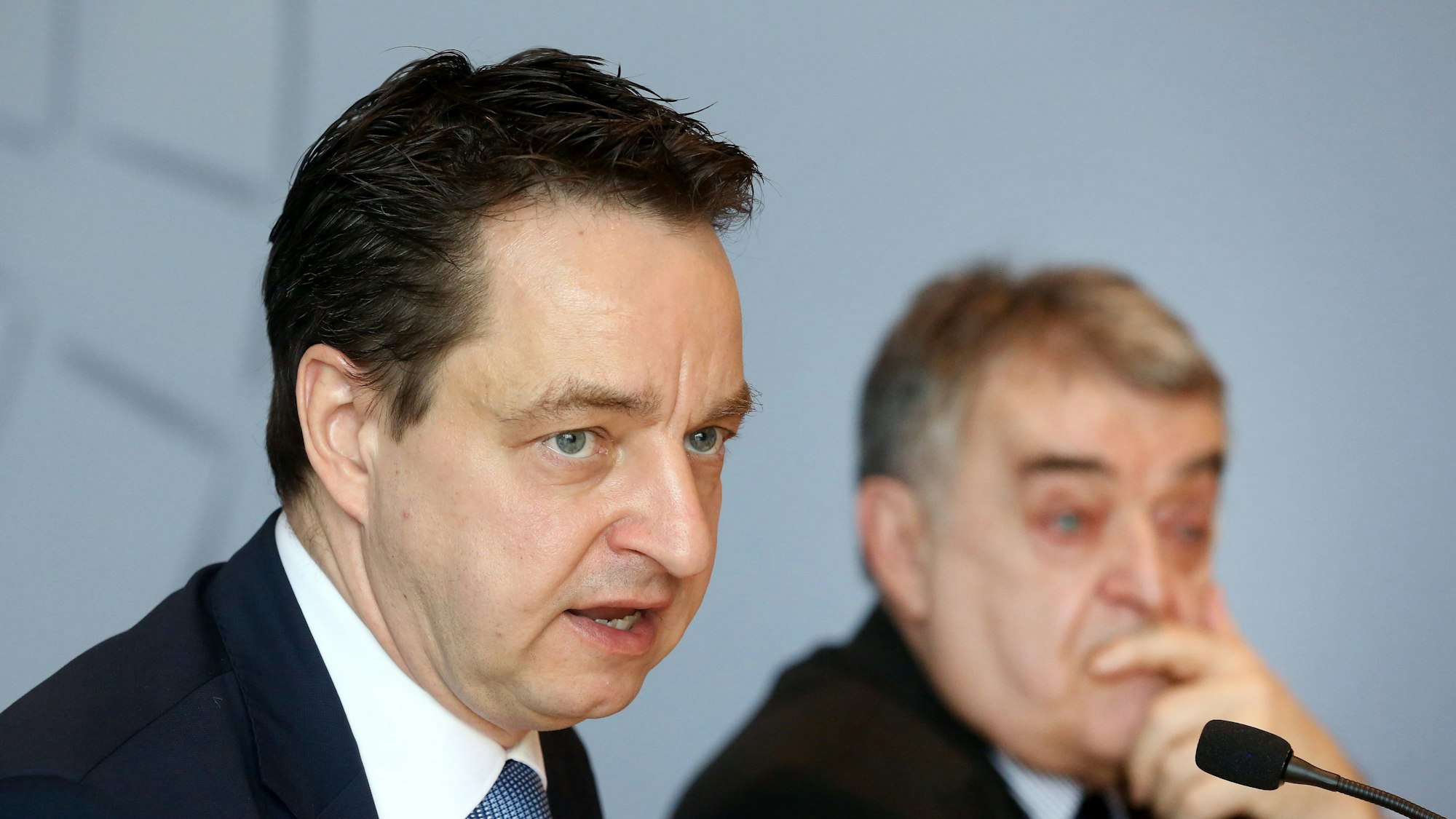Verfassungsschutz-Chef Jürgen Kayser (l) sitzt bei einer Pressekonferenz neben NRW-Innenminister Herbert Reul (CDU).