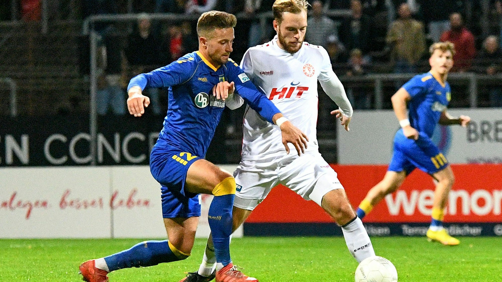 v.li.: Meik Kühnel FC Düren, 28, Adrian Stanilewicz Fortuna Köln, 20, Zweikampf, Duell, duel, tackle, tackling, Dynamik, Action, Aktion, 07.10.2022, Köln Deutschland, Fussball, Regionalliga West, Fortuna Köln - 1. FC Düren *** v li Meik Kühnel FC Düren, 28 , Adrian Stanilewicz Fortuna Köln, 20 , duel, tackle, tackling, dynamic, action, 07 10 2022, Cologne Germany , football, Regionalliga West, Fortuna Köln 1 FC Düren xmhx