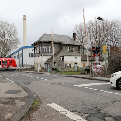 Eine Bahn fährt über den Bahnübergang an der Tannenbergstraße in Bergisch Gladbach.