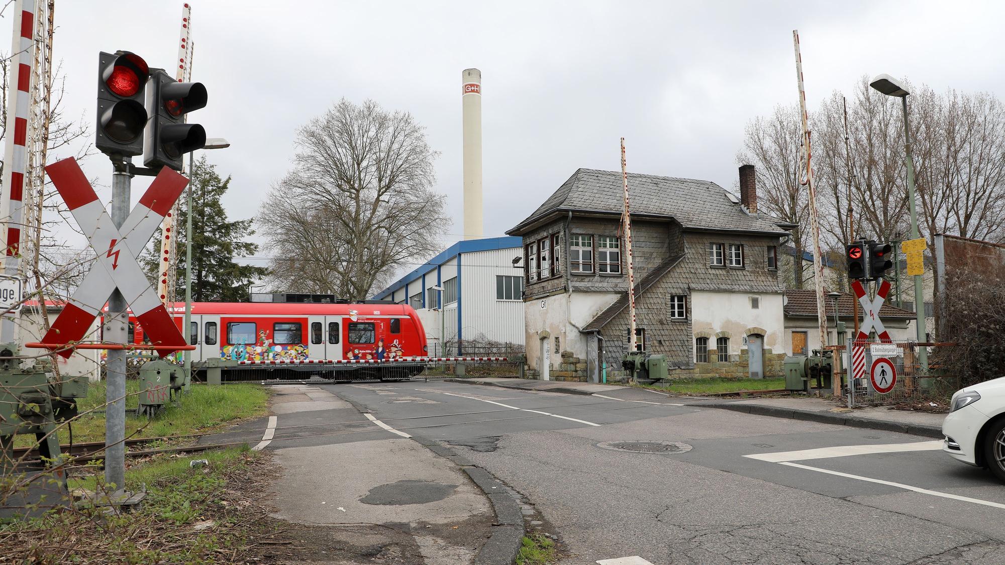 Eine Bahn fährt über den Bahnübergang an der Tannenbergstraße in Bergisch Gladbach.
