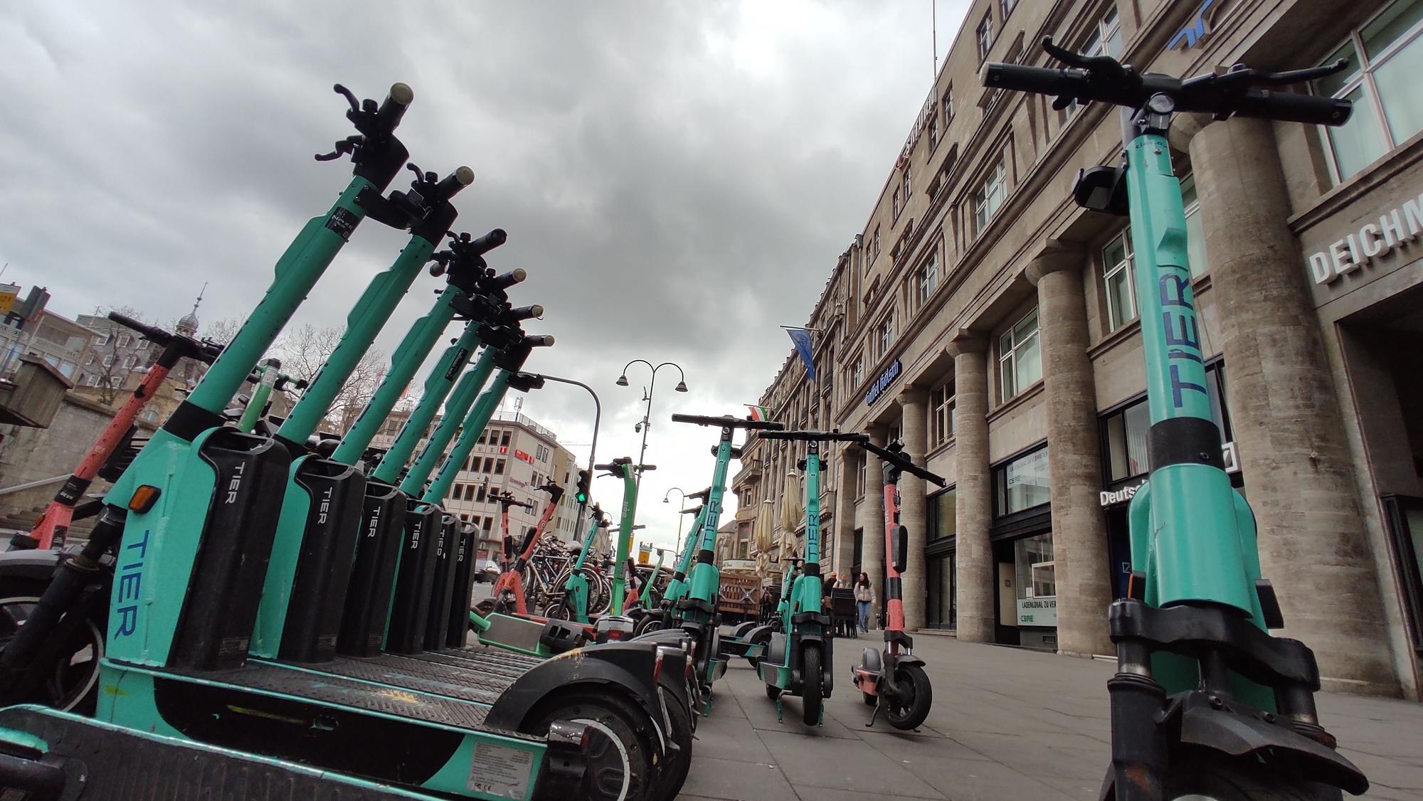 E-Scooter auf der Trankgasse direkt am Kölner Dom.