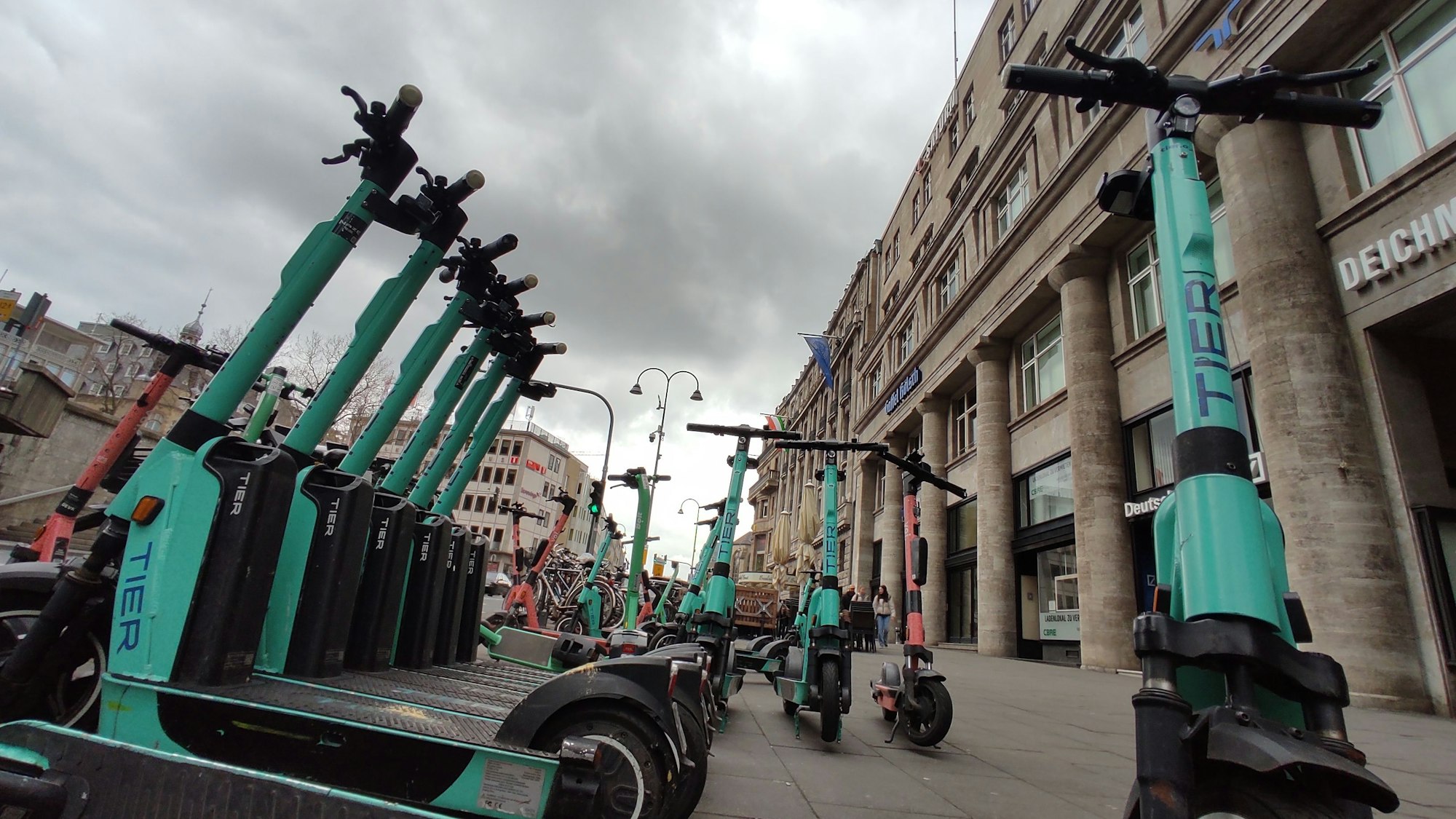E-Scooter auf der Trankgasse direkt am Kölner Dom.