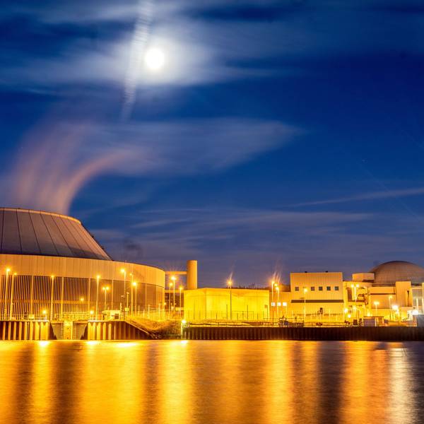 Der Mond leuchtet zur blauen Stunde über dem Kernkraftwerk Neckarwestheim.