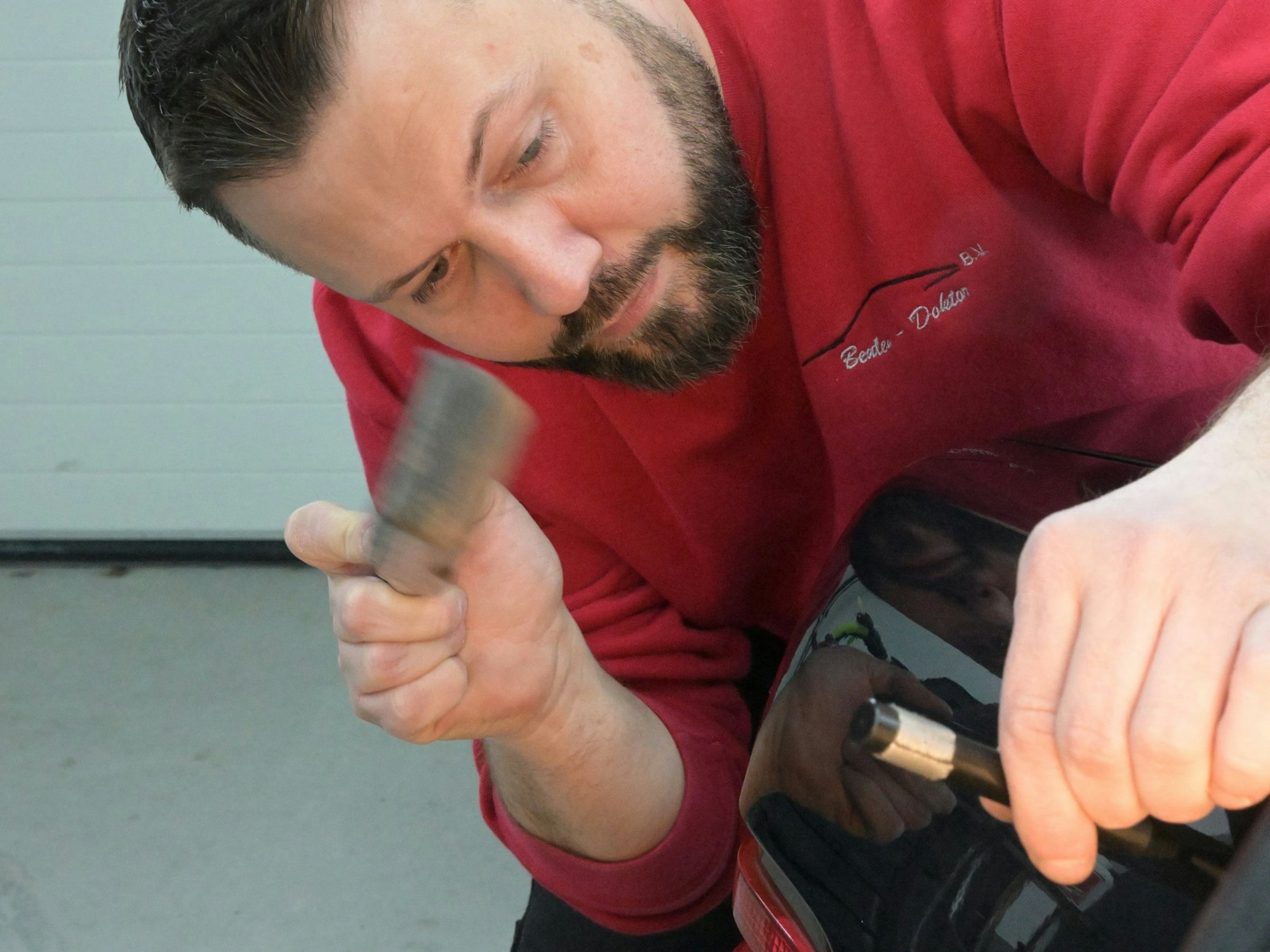 Besim Vranovci arbeitet an einem Auto.