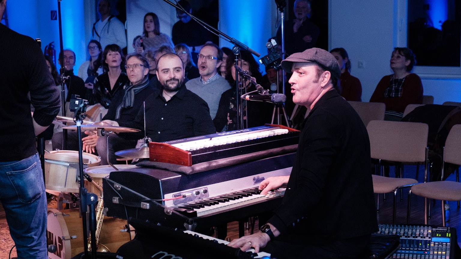 Archivfoto: Martin Magunia; alle Rechte vorbehalten; Yassmo' (rechts) trifft Antonio Fusco (Mitte). Regional bekannt geworden ist Sänger und Keyboarder Yassmo’ (mit Kappe) mit seiner Alfterer Jazz-Nacht. Hier ist er bei einem Auftritt in Alfter zu sehen.