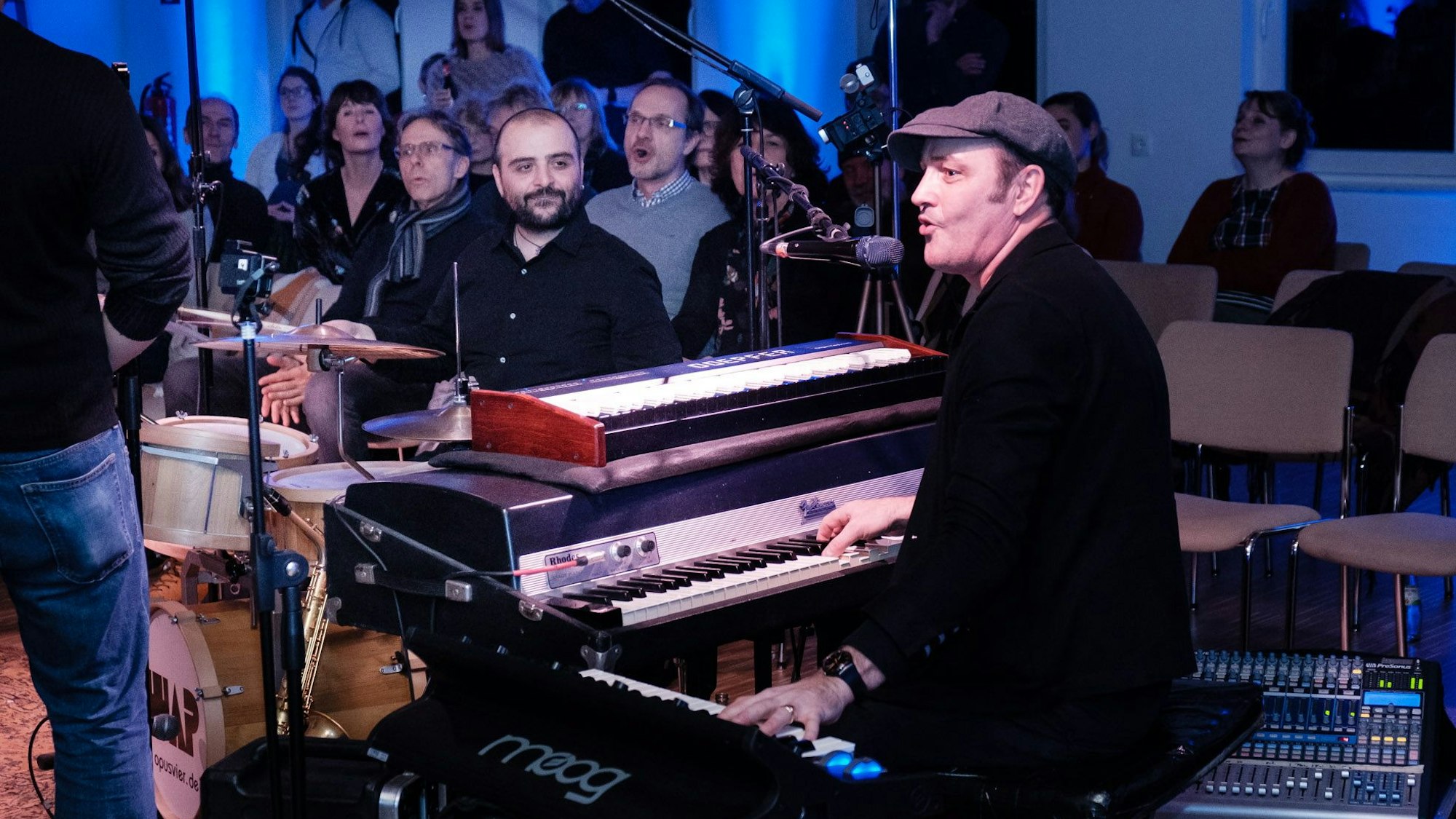 Archivfoto: Martin Magunia; alle Rechte vorbehalten; Yassmo' (rechts) trifft Antonio Fusco (Mitte). Regional bekannt geworden ist Sänger und Keyboarder Yassmo’ (mit Kappe) mit seiner Alfterer Jazz-Nacht. Hier ist er bei einem Auftritt in Alfter zu sehen.