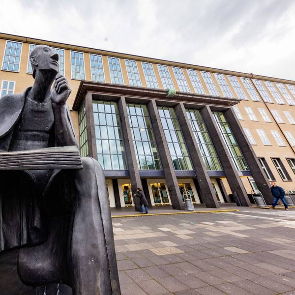 In Denkerpose thront der Gelehrte Albertus Magnus vor dem Hauptgebäude der Universität.