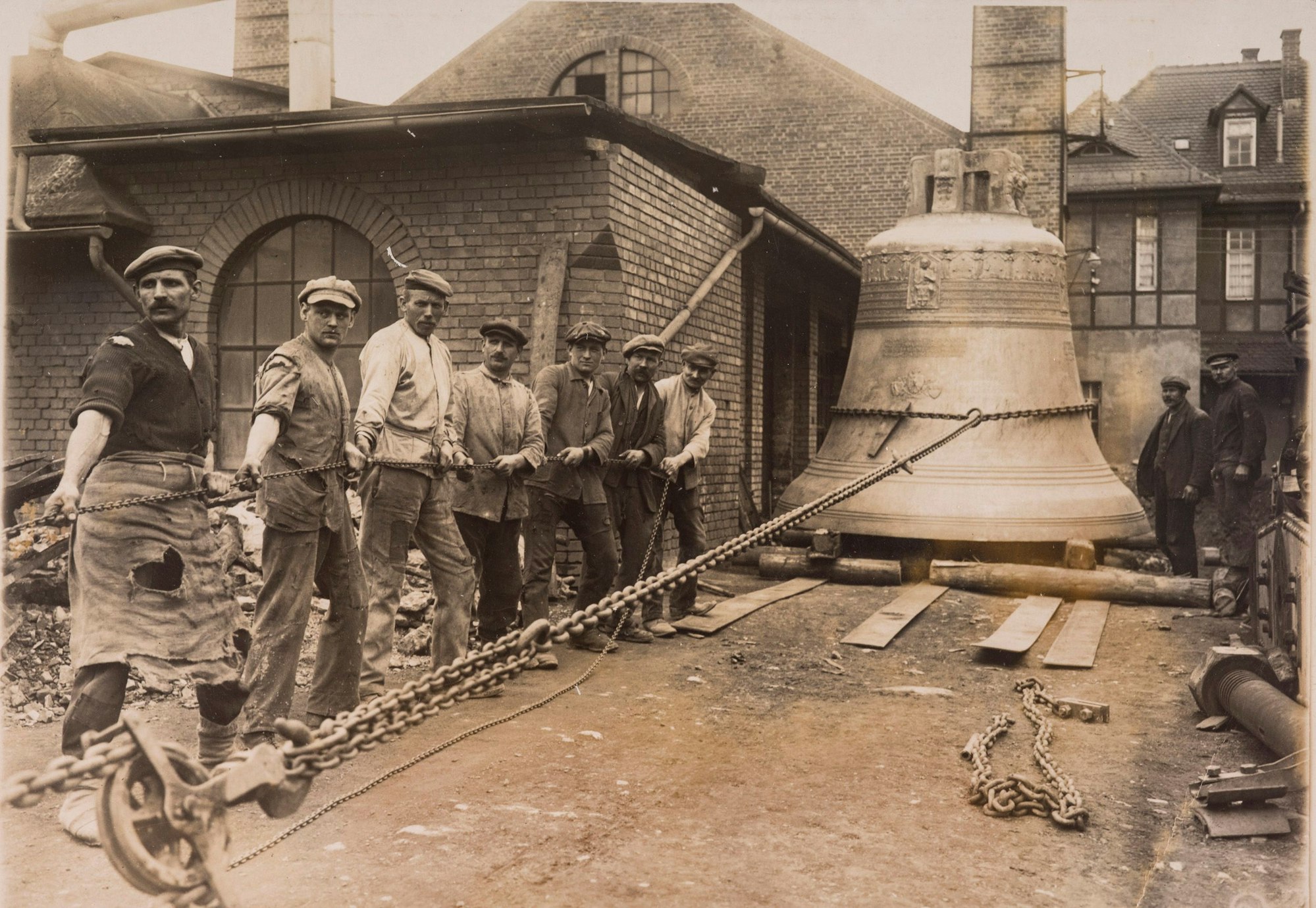 In der Glockengießerei von Heinrich Ulrich in Apolda (Thüringen) wird 1923 der Transport der neu gegossenen Petersglocke aus der Werkstatt zum Kölner Dom vorbereitet.