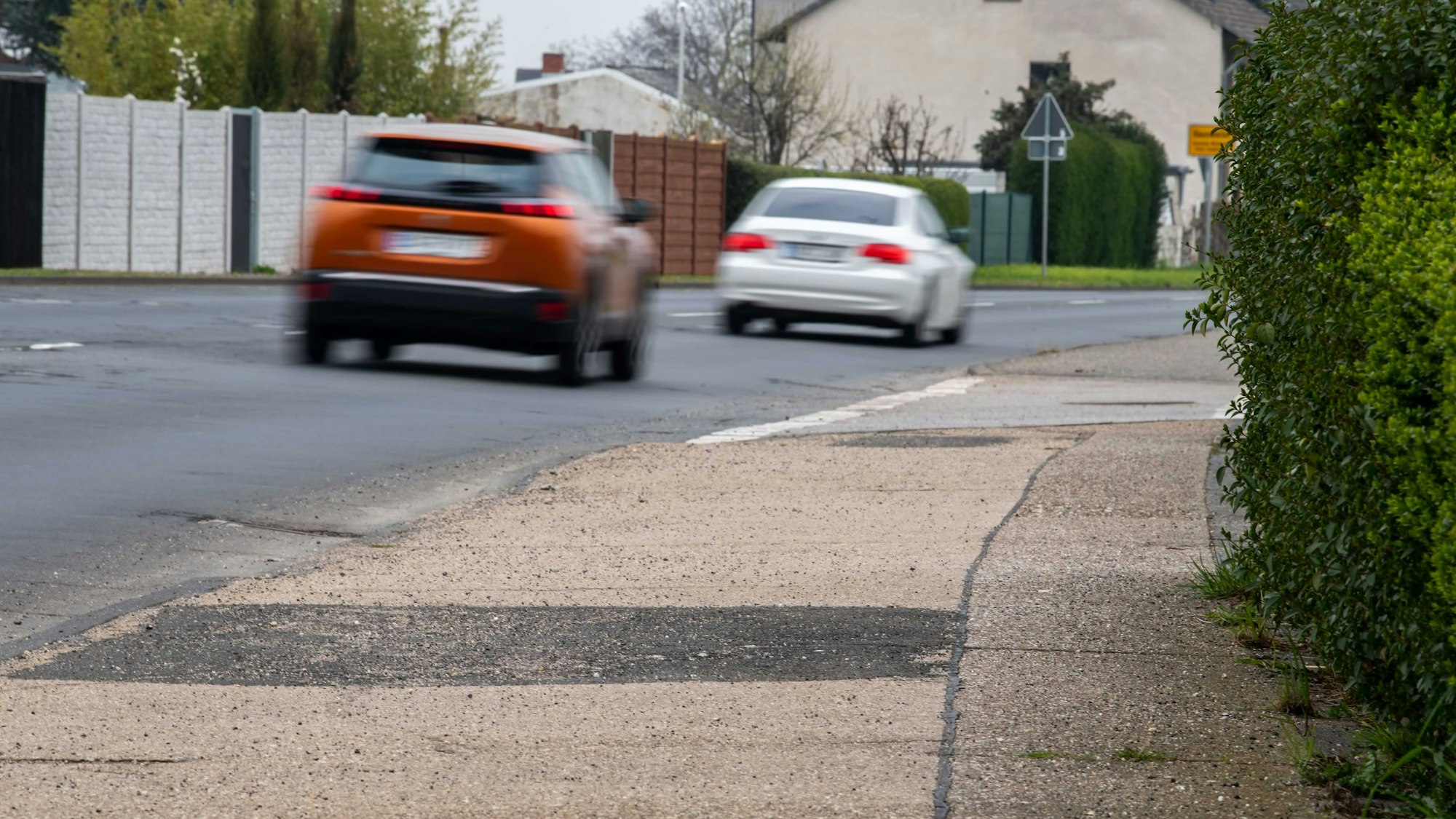 Autos auf einer Straße im Kreis Euskirchen.