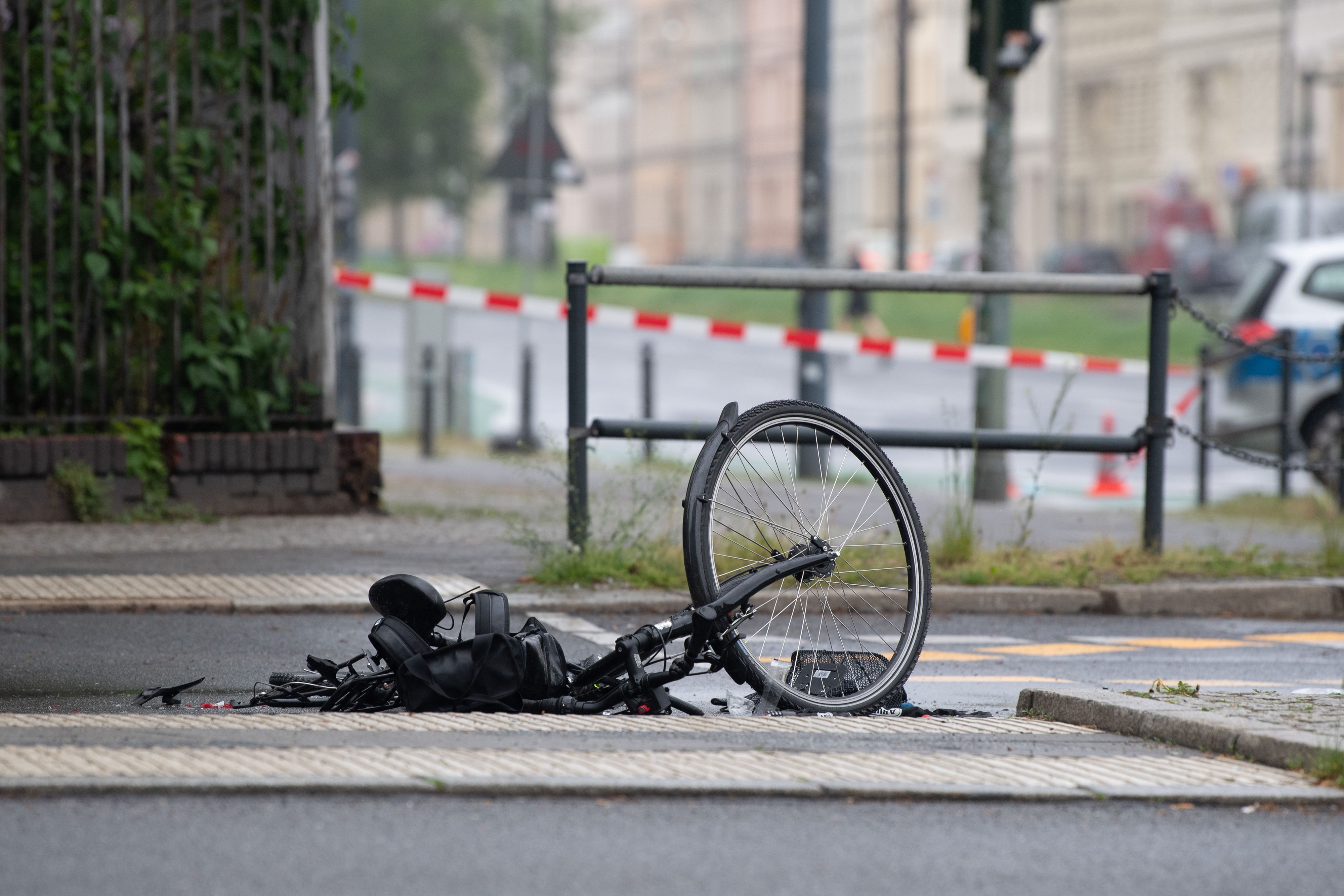 Ein zerstörtes Fahrrad liegt auf der Straße.