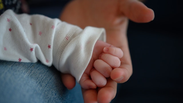Die Hand eines zwei Wochen altes Neugeborenen liegt in der Hand seiner Mutter. (Symbolbild)
