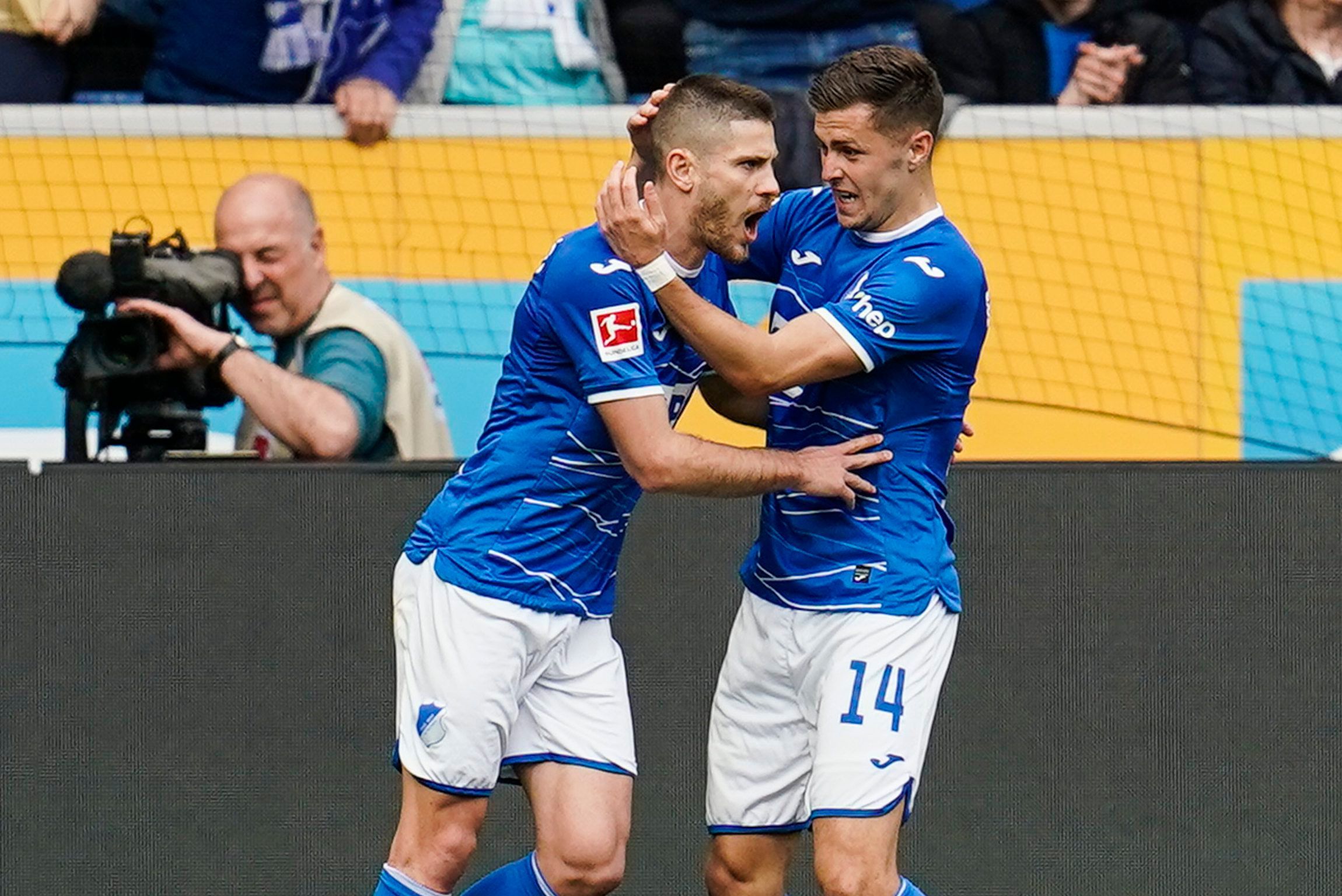 Christoph Baumgartner jubelt mit seinem Teamkollegen Andrej Kramaric nach einem Tor