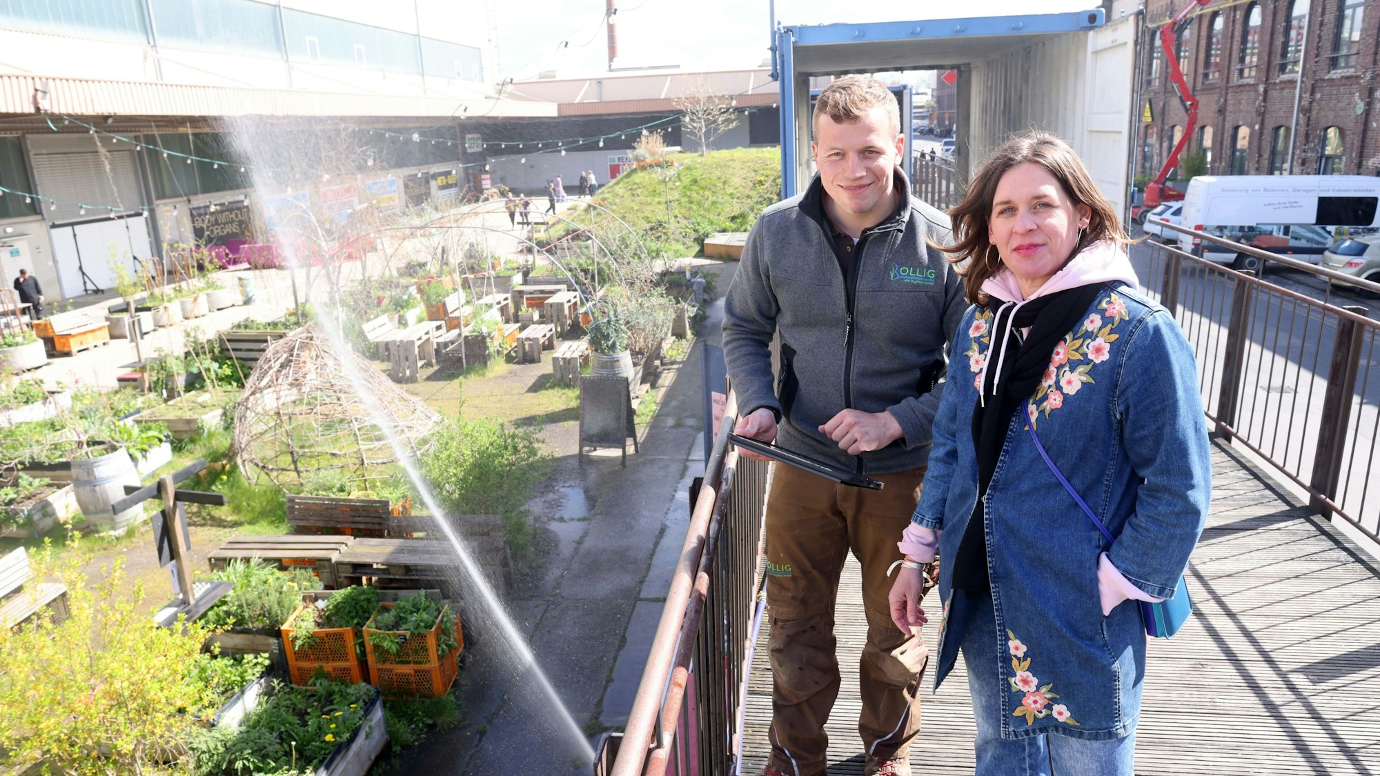 Startup-Gründer Hubertus Bollig und Carlsgarten-Leiterin Melanie Kretschmann vor dem Carlsgarten.