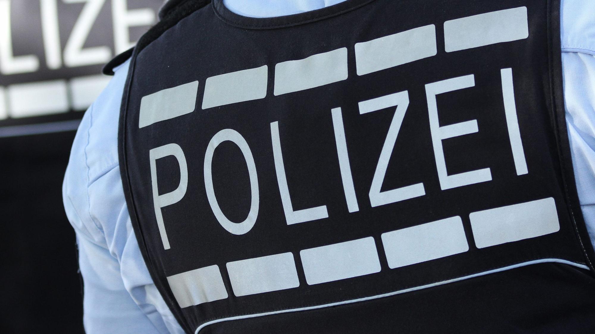 ARCHIV - 30.07.2016, Baden-Württemberg, Reutlingen: ILLUSTRATION - In Westen gekleidete Polizisten stehen in der Stadt. (zu dpa «Mehr als 570 Ermittlungen gegen Polizeibeamte im vergangenen Jahr») Foto: Silas Stein/dpa +++ dpa-Bildfunk +++