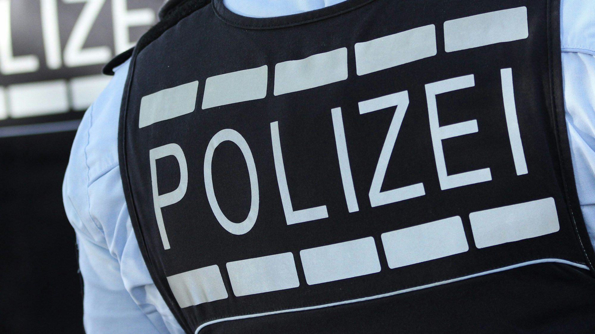 ARCHIV - 30.07.2016, Baden-Württemberg, Reutlingen: ILLUSTRATION - In Westen gekleidete Polizisten stehen in der Stadt. (zu dpa «Mehr als 570 Ermittlungen gegen Polizeibeamte im vergangenen Jahr») Foto: Silas Stein/dpa +++ dpa-Bildfunk +++