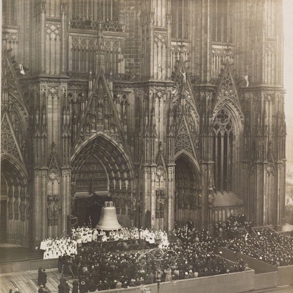 30.11.1924 Köln, Dom, Westfassade, Marienportal, Festakt Petersglocke, 1924, Aufstellung der neuen Petersglocke vor dem Marienportal/Hauptportal, Einzug der neuen Petersglocke in den Dom, Fotografie von Hermann Janssen