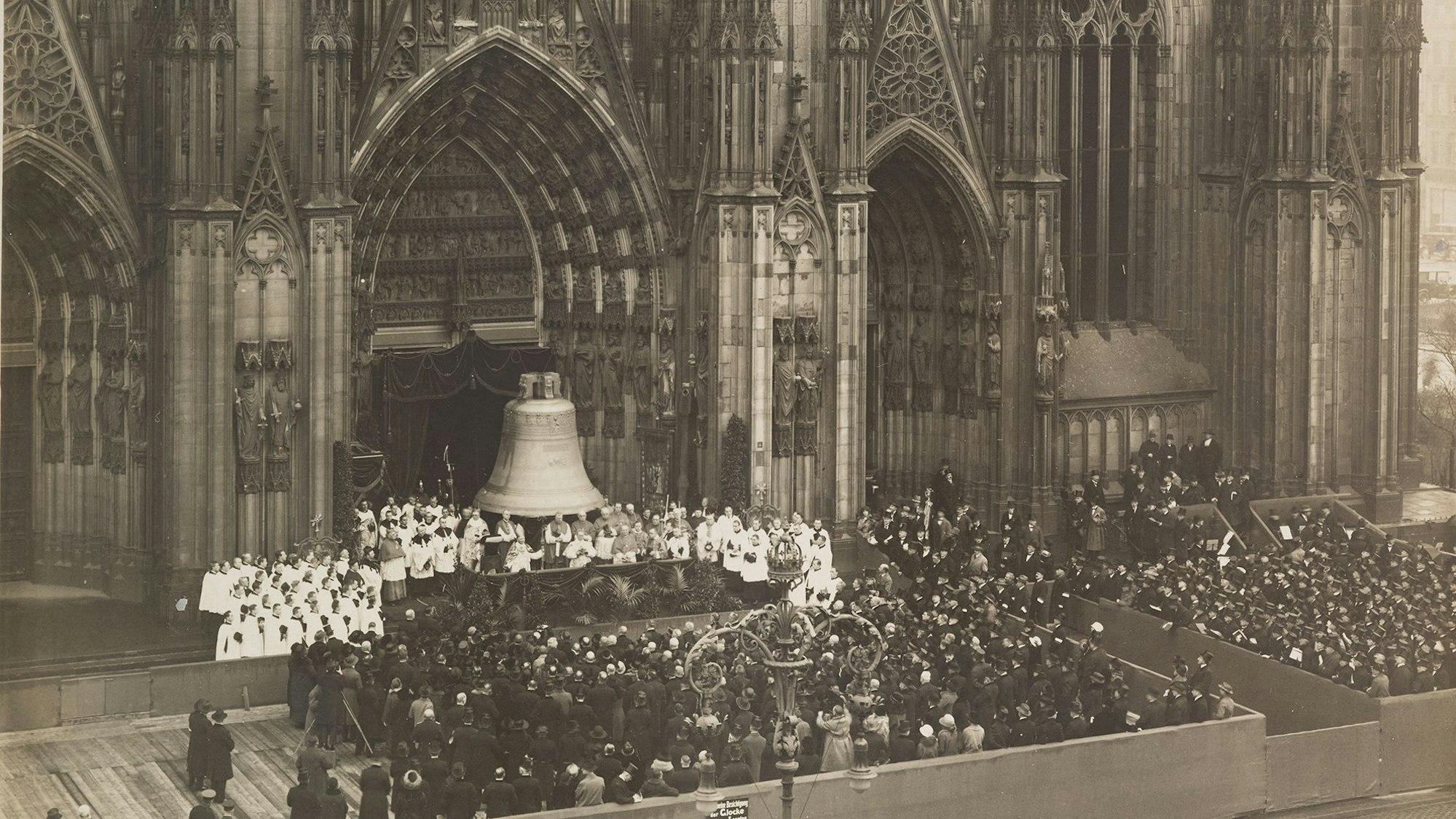30.11.1924 Köln, Dom, Westfassade, Marienportal, Festakt Petersglocke, 1924, Aufstellung der neuen Petersglocke vor dem Marienportal/Hauptportal, Einzug der neuen Petersglocke in den Dom, Fotografie von Hermann Janssen