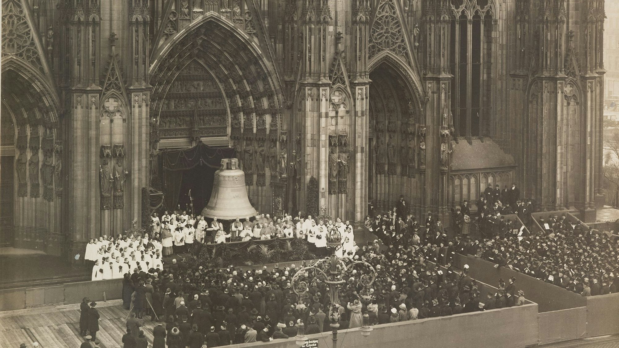 30.11.1924 Köln, Dom, Westfassade, Marienportal, Festakt Petersglocke, 1924, Aufstellung der neuen Petersglocke vor dem Marienportal/Hauptportal, Einzug der neuen Petersglocke in den Dom, Fotografie von Hermann Janssen