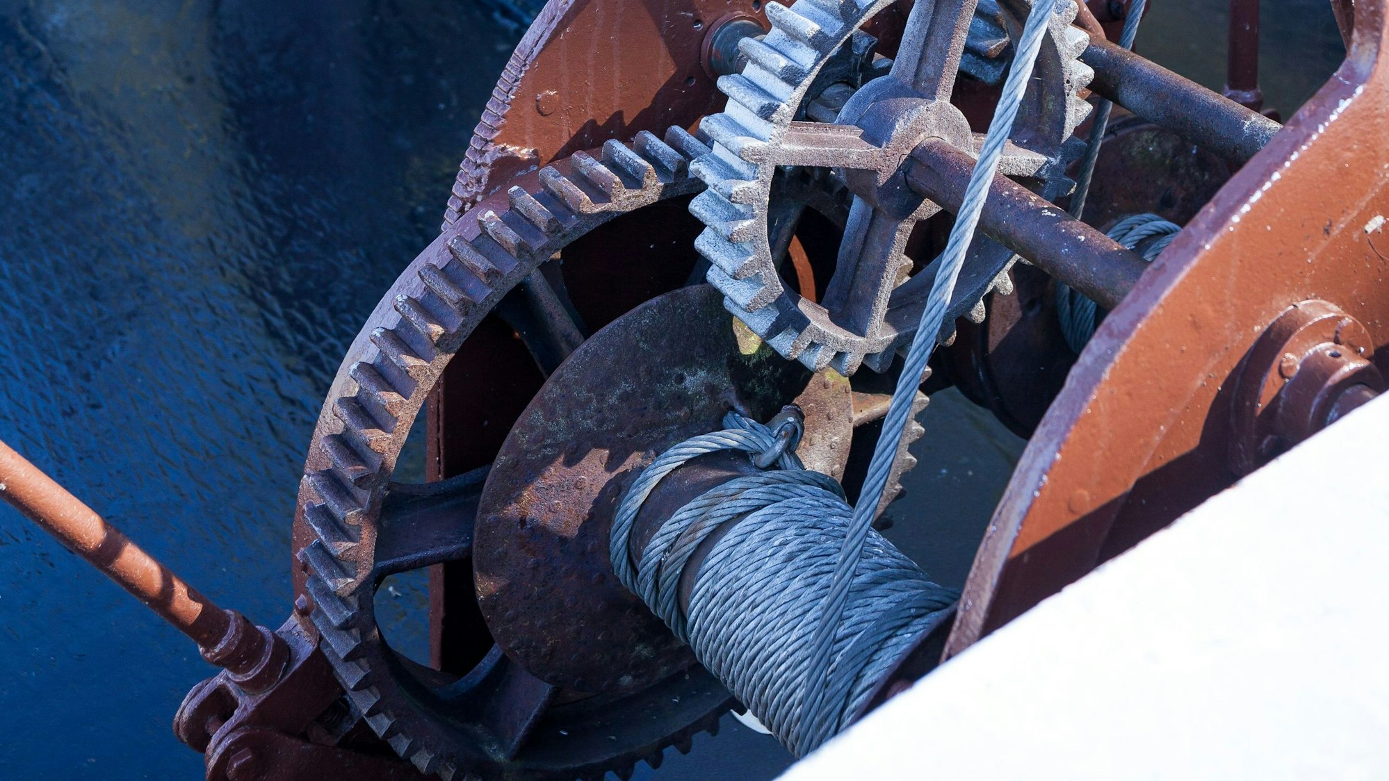 Zahnräder und Drahtseile auf dem Deck des Aalschokkers.