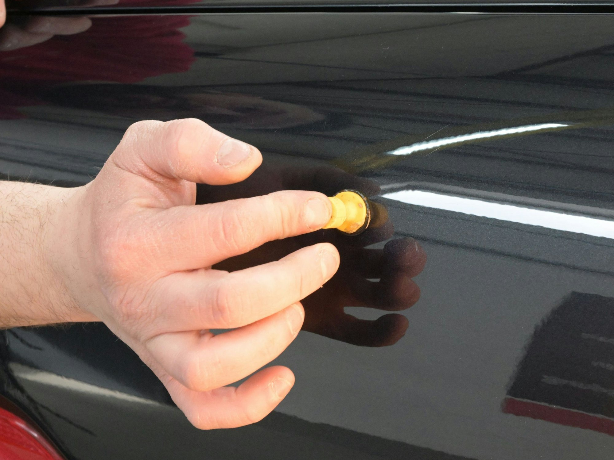 Besim Vranovci arbeitet an einem Auto.