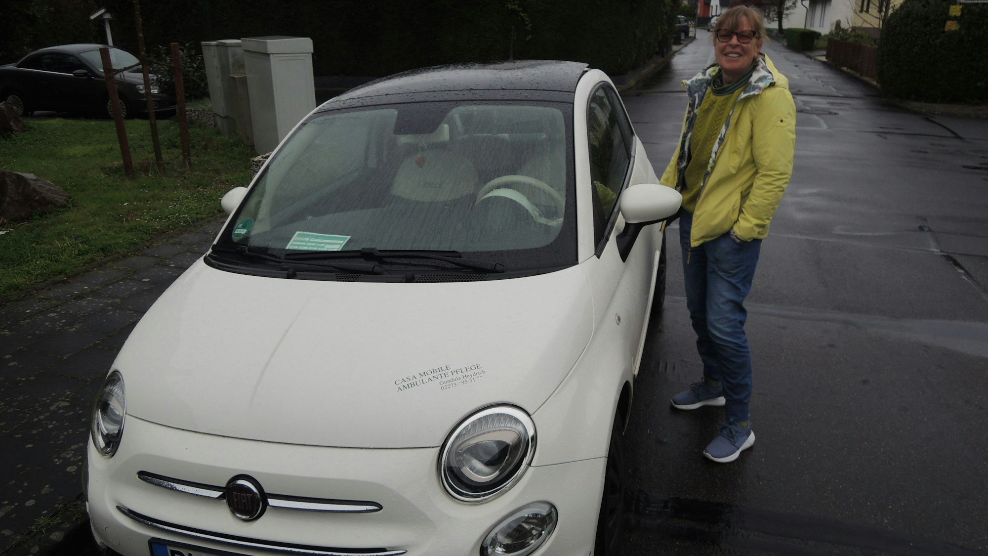 Das Foto zeigt Gundula Heydrich. Sie fährt hunderte Kilometer an Umwegen zu ihren Seniorinnen und Senioren in Türnich und Kerpen wegen der zahlreichen Baustellen.