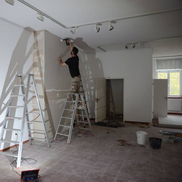 Im Kabinettraum des Kunstforums Eifel sind die Handwerker beschäftigt.