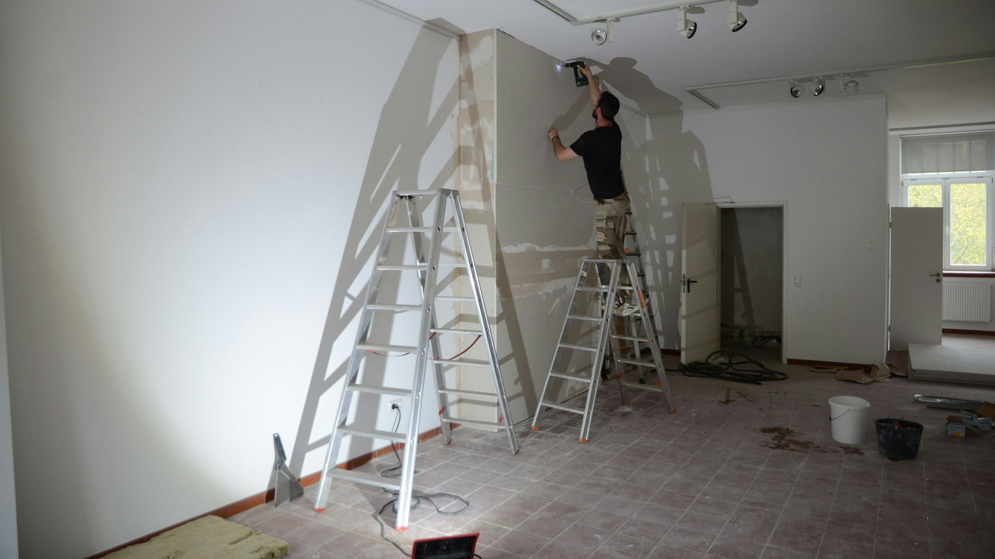 Im Kabinettraum des Kunstforums Eifel sind die Handwerker beschäftigt.