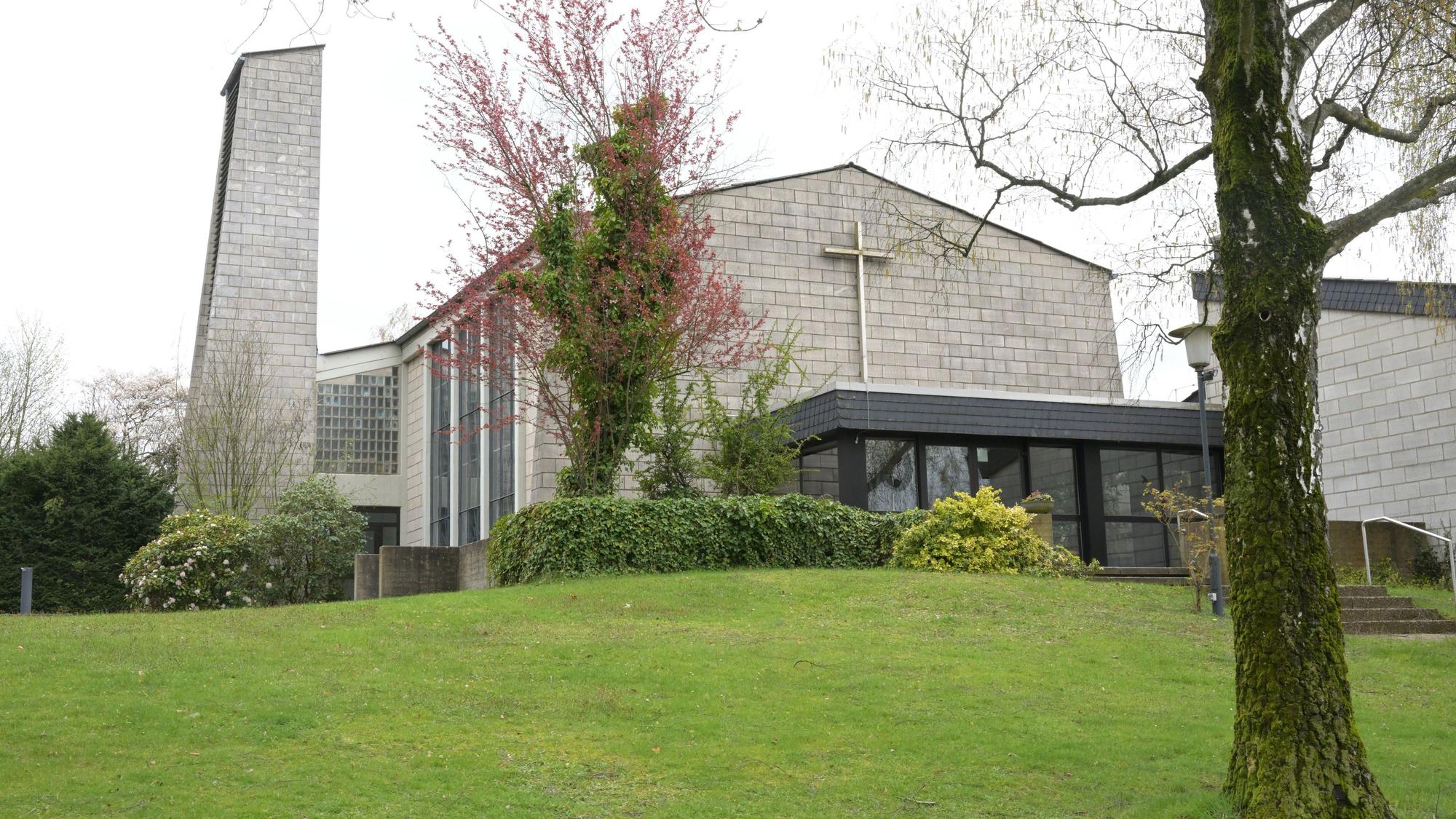 Ein Baum steht vor der Evangelischen Christuskirche Forsbach.