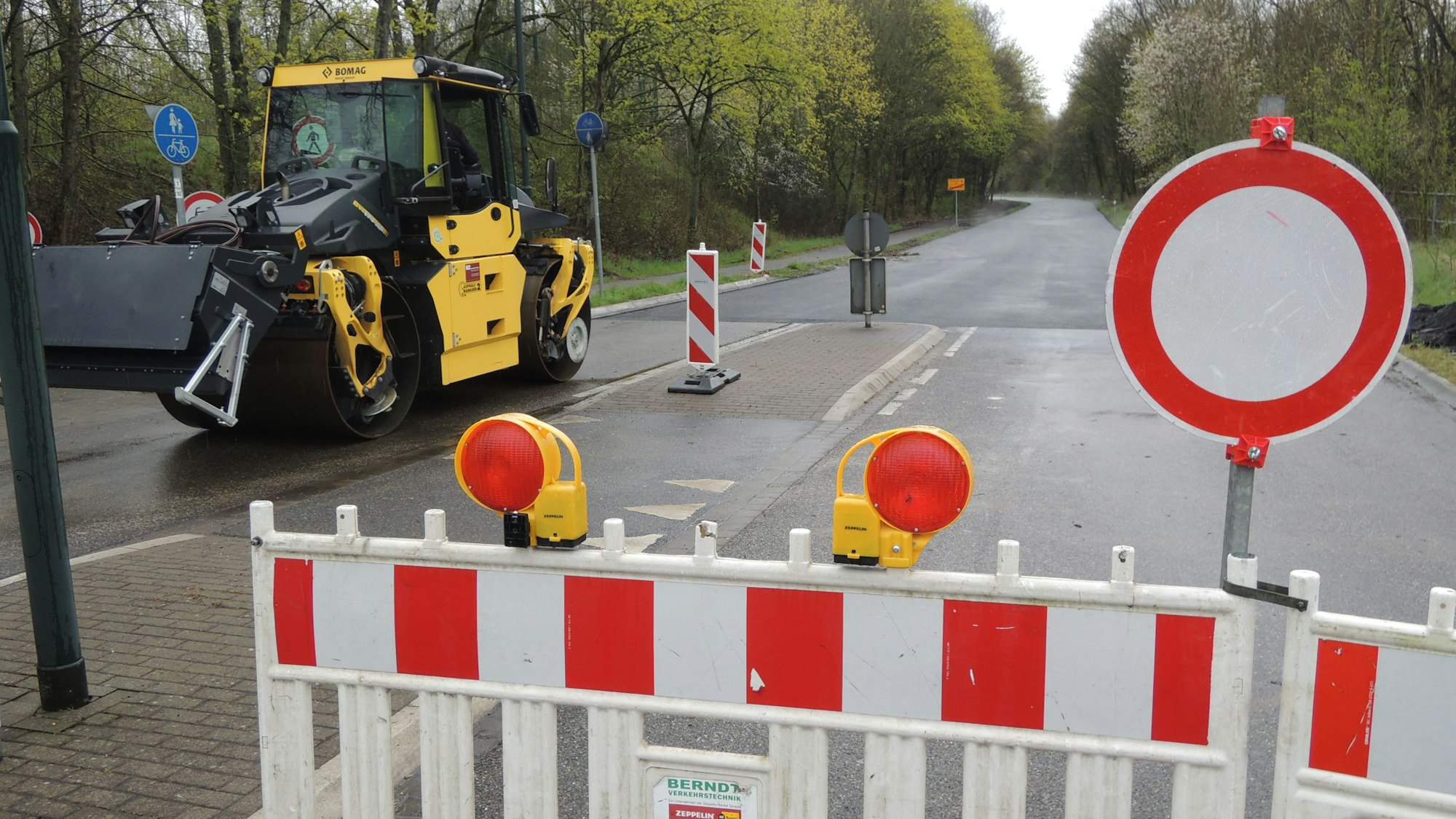 Das Foto zeigt die Baustelle der L 163 und das Schild „Durchfahrt verboten“. Hinter Götzenkirchen geht nichts mehr, aber auch auf der Umleitungsstrecke sind Baustellen – es bilden sich lange Staus..