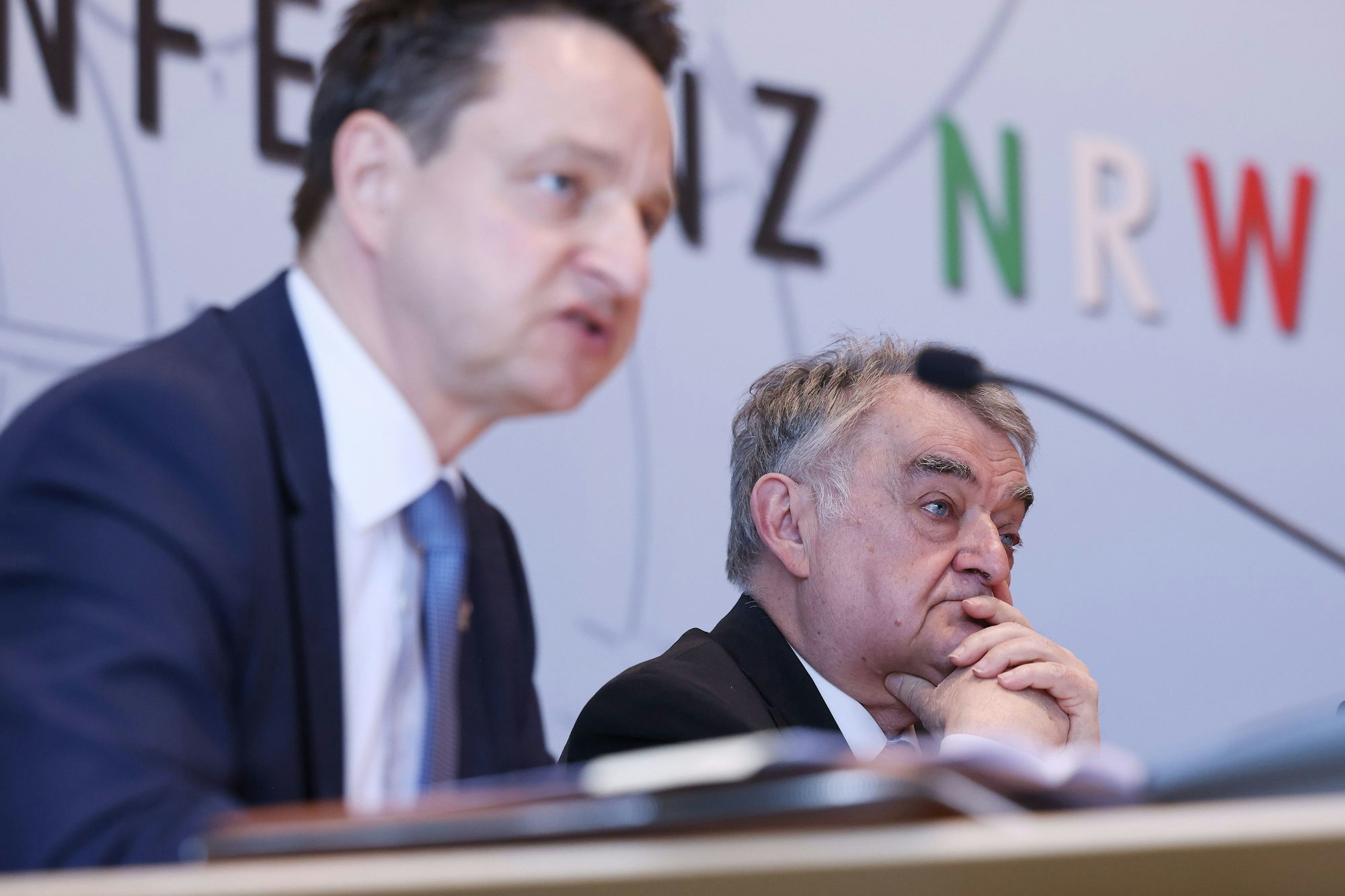 13.04.2023, Nordrhein-Westfalen, Düsseldorf: Jürgen Kayser (l), Leiter des Verfassungsschutzes Nordrhein-Westfalen, und Herbert Reul (CDU), Innenminister von Nordrhein-Westfalen, während einer Pressekonferenz zur Vorstellung des Verfassungsschutzberichtes 2022.