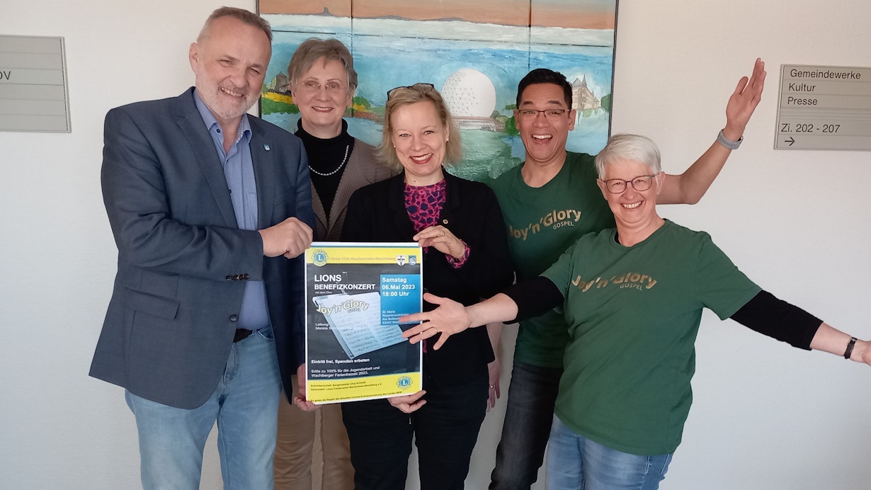 Lions-Benefitzkonzert mit Joy ‚n‘ Glory Chor zur Finanzierung der Kinderfreizeit der Gemeinde. Beim Termin im Rathaus v.l. Bürgermeister Jörg Schmidt, Dr. Angelika Wurm (Activity-Beauftragte des Lions Clubs Meckenheim-Wachtberg), Lions-Präsidentin Katharina Bleutge, Chor-Vorsitzender Indra Beer, Chorleiterin Monica Schneider-Henseler