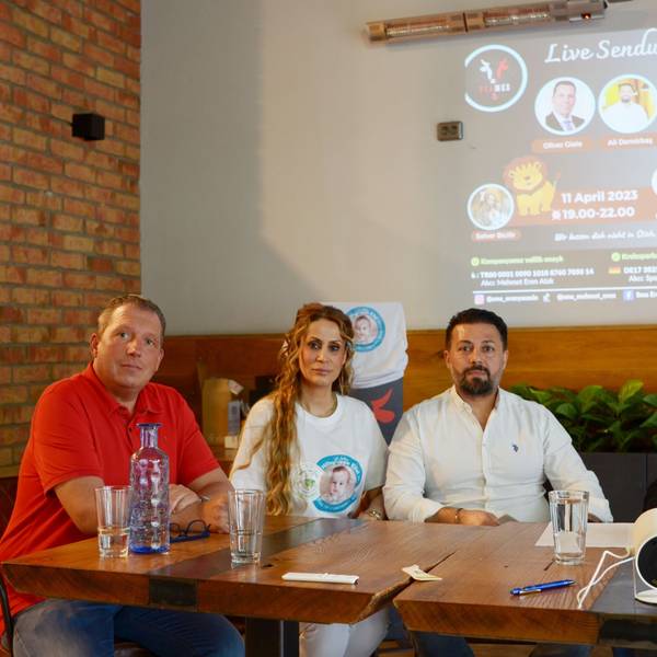 Mit einer Live-Schaltung sammeln Oliver Giele (v.l.), Selver Bicilir, Ali Demirbas und Dieter Züll. Spenden für den kleinen Mehmet Eren Atak.