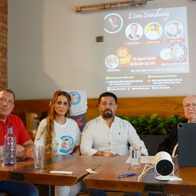 Mit einer Live-Schaltung sammeln Oliver Giele (v.l.), Selver Bicilir, Ali Demirbas und Dieter Züll. Spenden für den kleinen Mehmet Eren Atak.