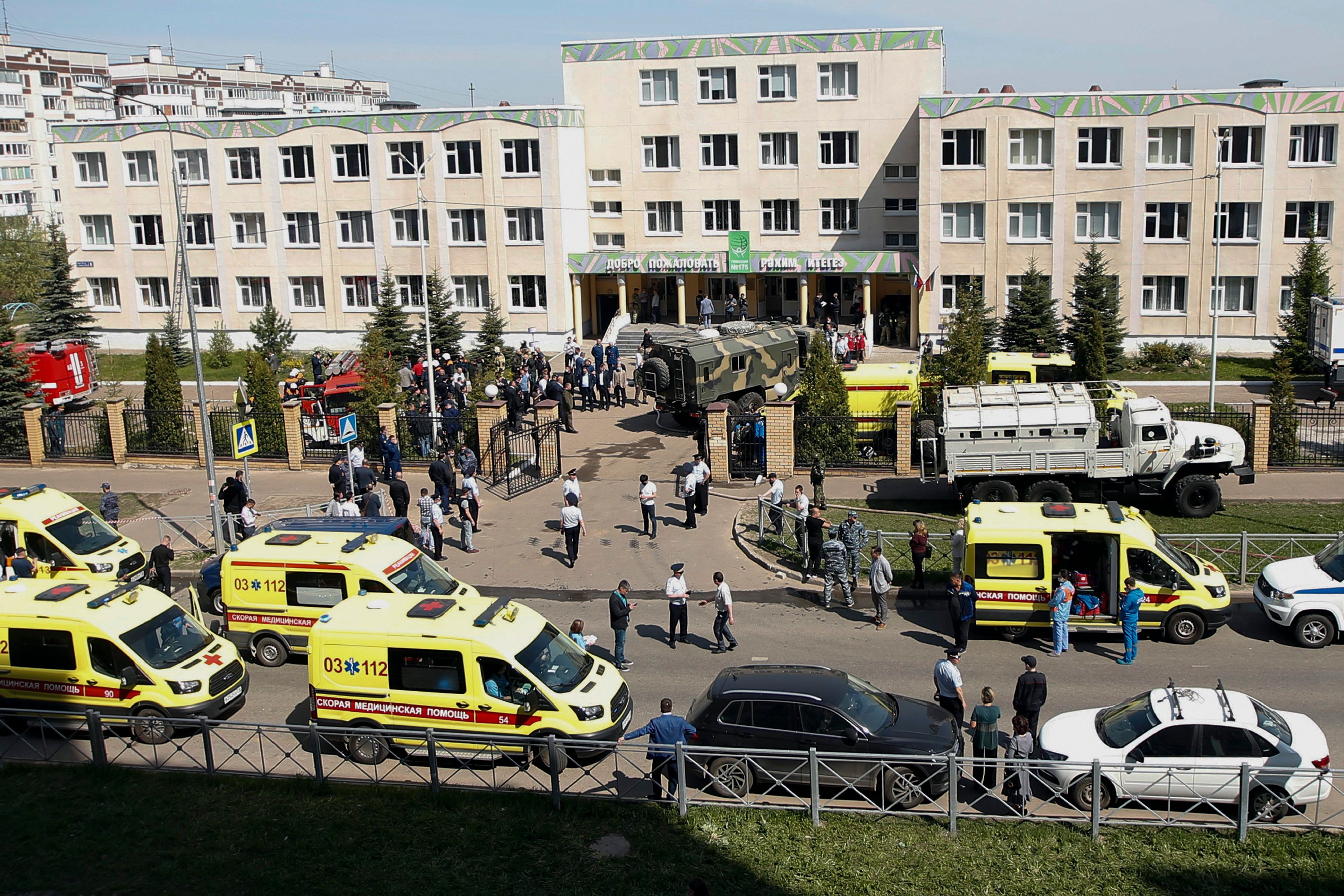 Russland, Kasan: Krankenwagen und Polizeiautos sowie ein Lkw stehen nach dem bewaffneten Überfall mit neun Toten und 21 Verletzten  vor einer russischen Schule.