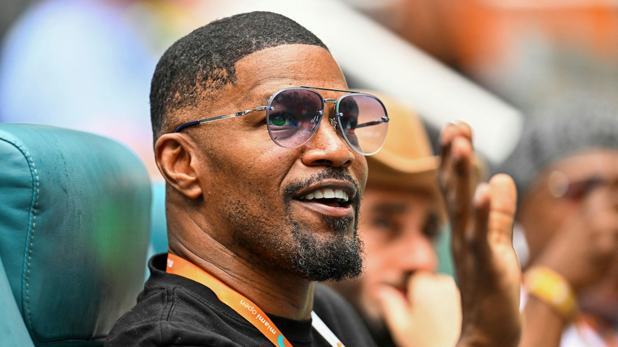 Jamie Foxx winkt dem Publikum zu.
