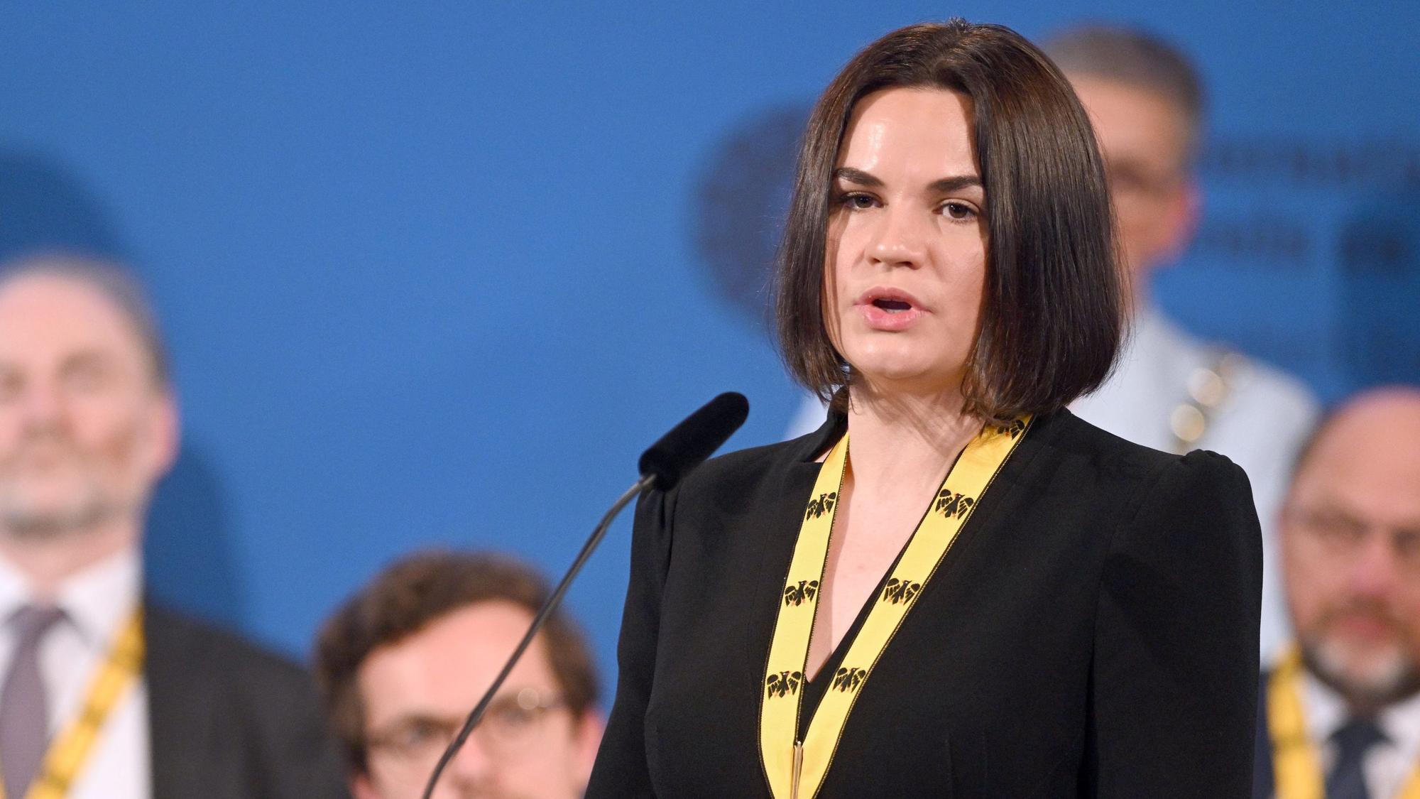 26.05.2022, Nordrhein-Westfalen, Aachen: Preisträgerin Swetlana Tichanowskaja, Oppositionspolitikerin aus Belarus, spricht bei der Karlspreis-Verleihung im Rathaus auf der Bühne.