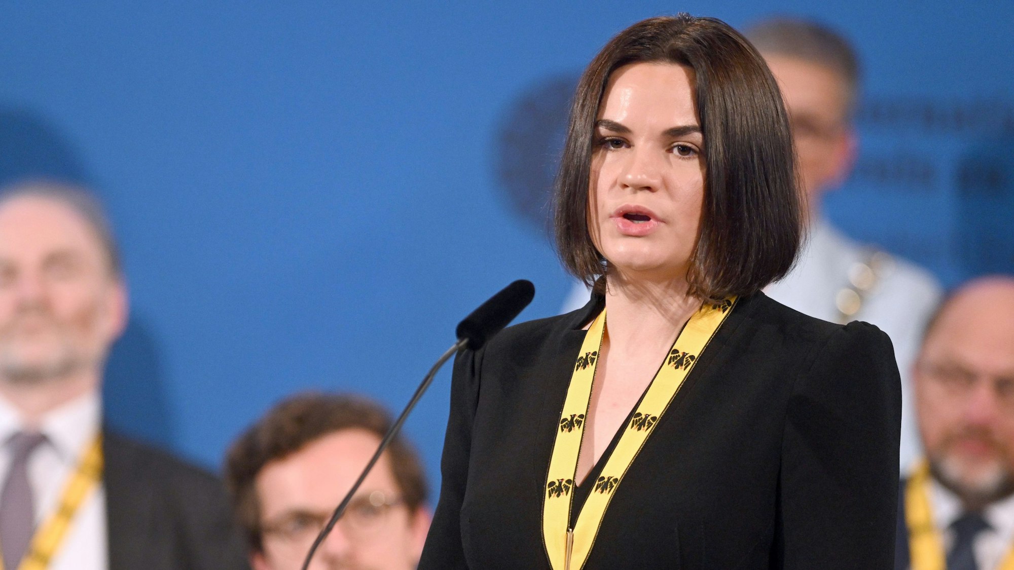 26.05.2022, Nordrhein-Westfalen, Aachen: Preisträgerin Swetlana Tichanowskaja, Oppositionspolitikerin aus Belarus, spricht bei der Karlspreis-Verleihung im Rathaus auf der Bühne.