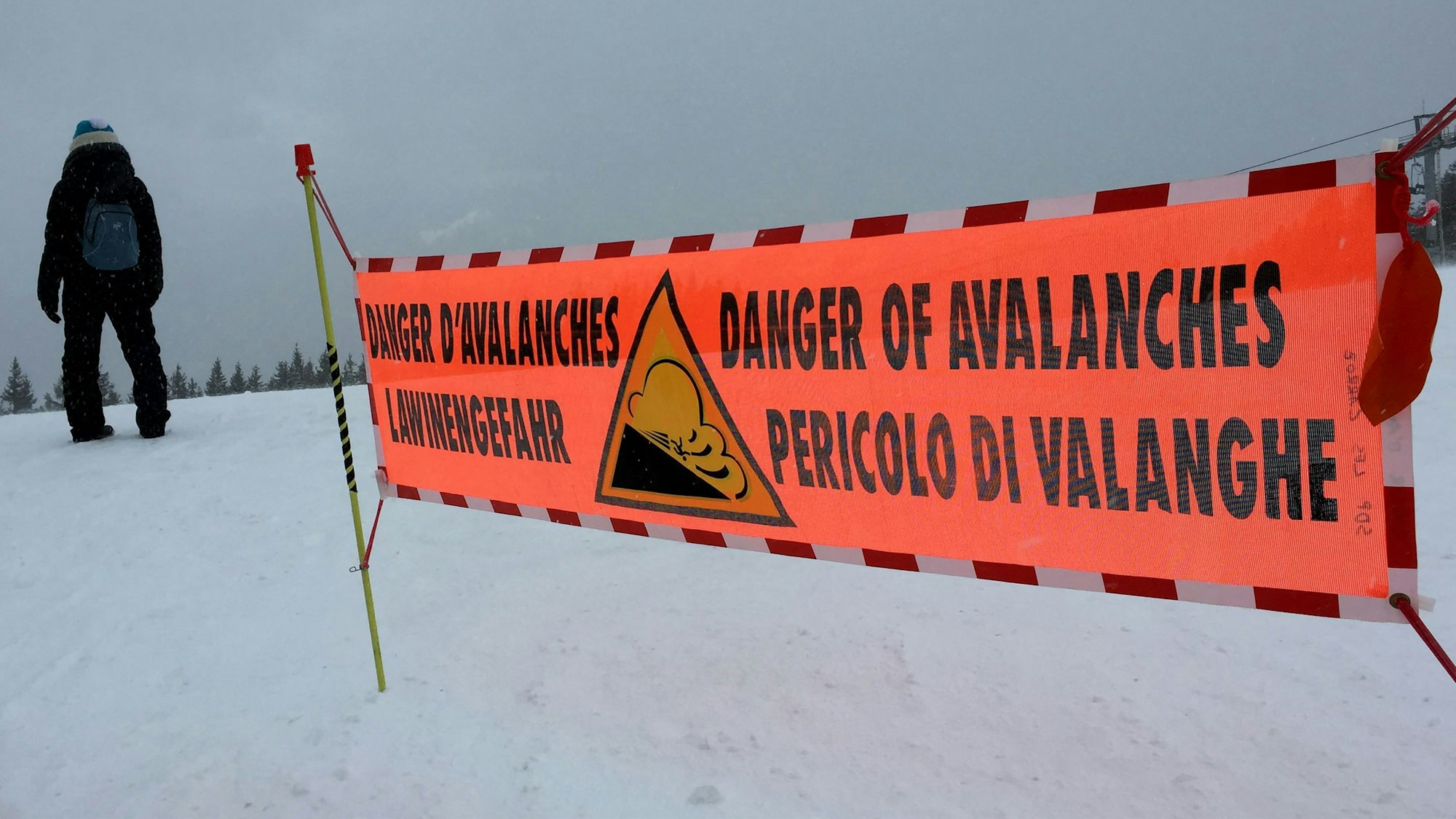 ARCHIV - 13.02.2016, Frankreich, Les Carroz D'araches: Ein Banner weist auf hohe Lawinengefahr hin.