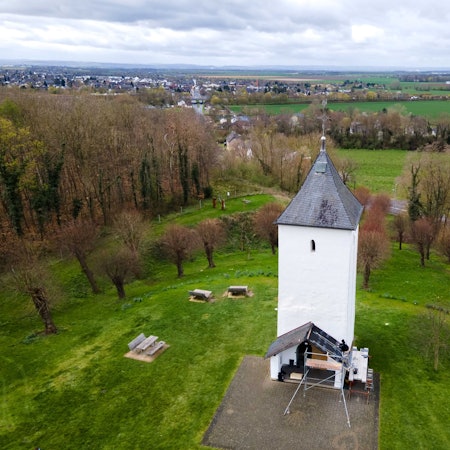 Das Bild zeigt den Swister Turm aus der Luft. Im Hintergrund ist Weilerswist zu erkennen.