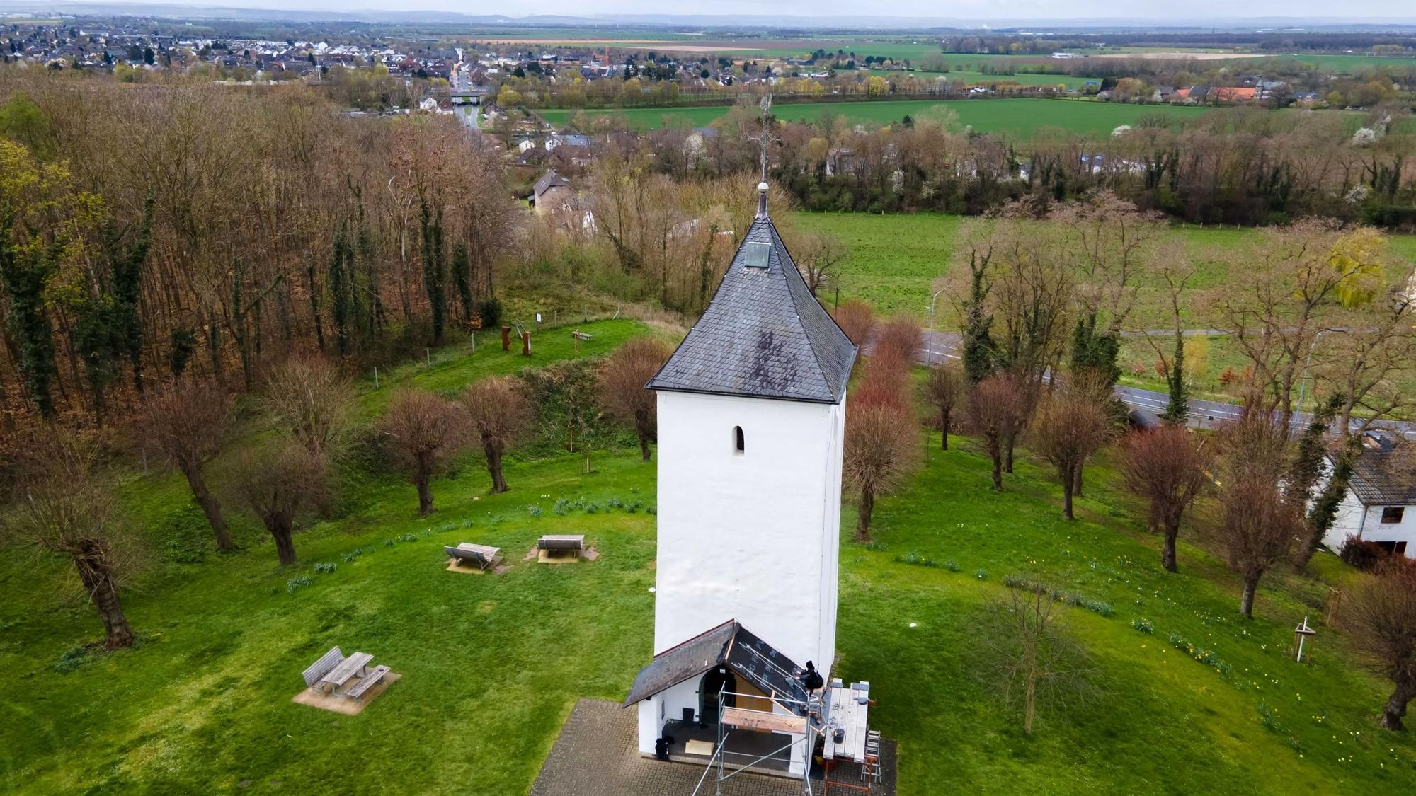 Das Luftbild zeigt den Swister Turm bei Weilerswist.