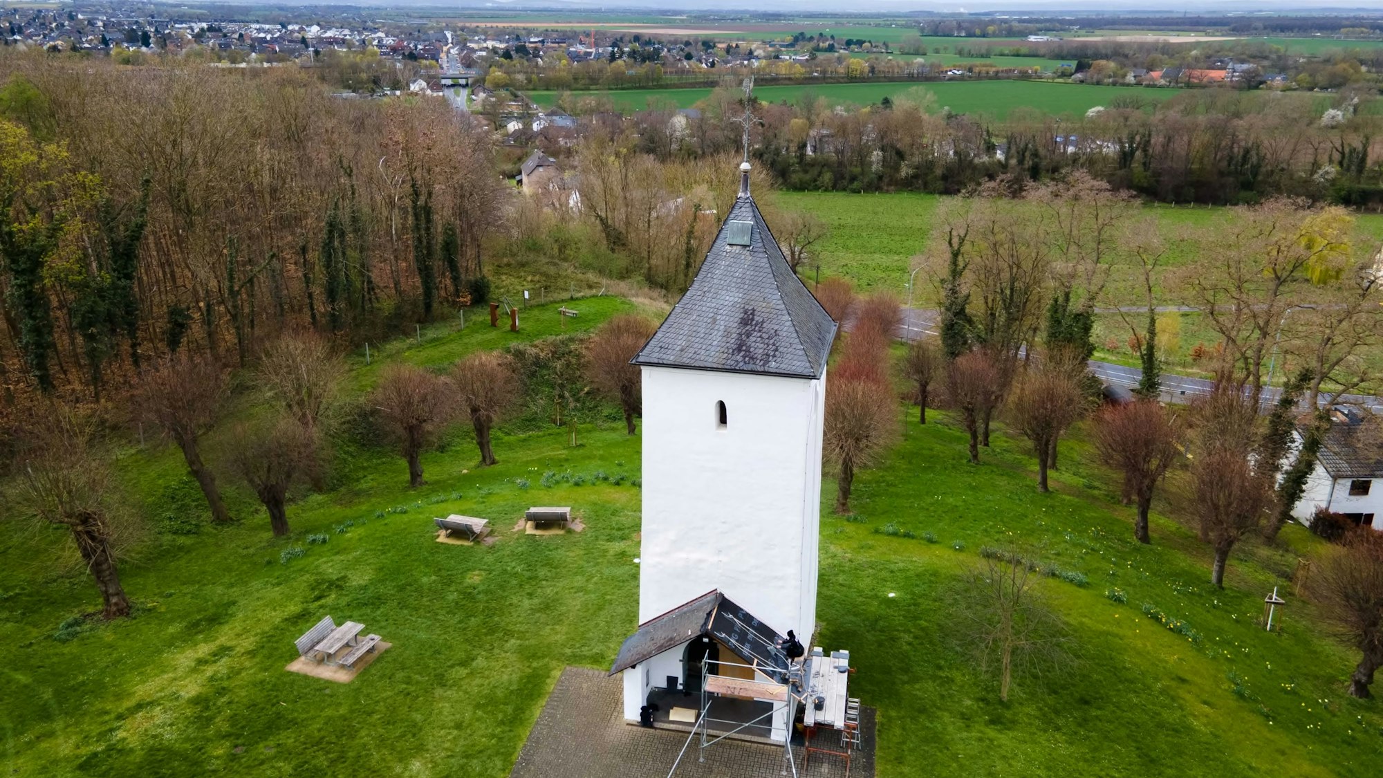 Das Bild zeigt den Swister Turm aus der Luft. Im Hintergrund ist Weilerswist zu erkennen.