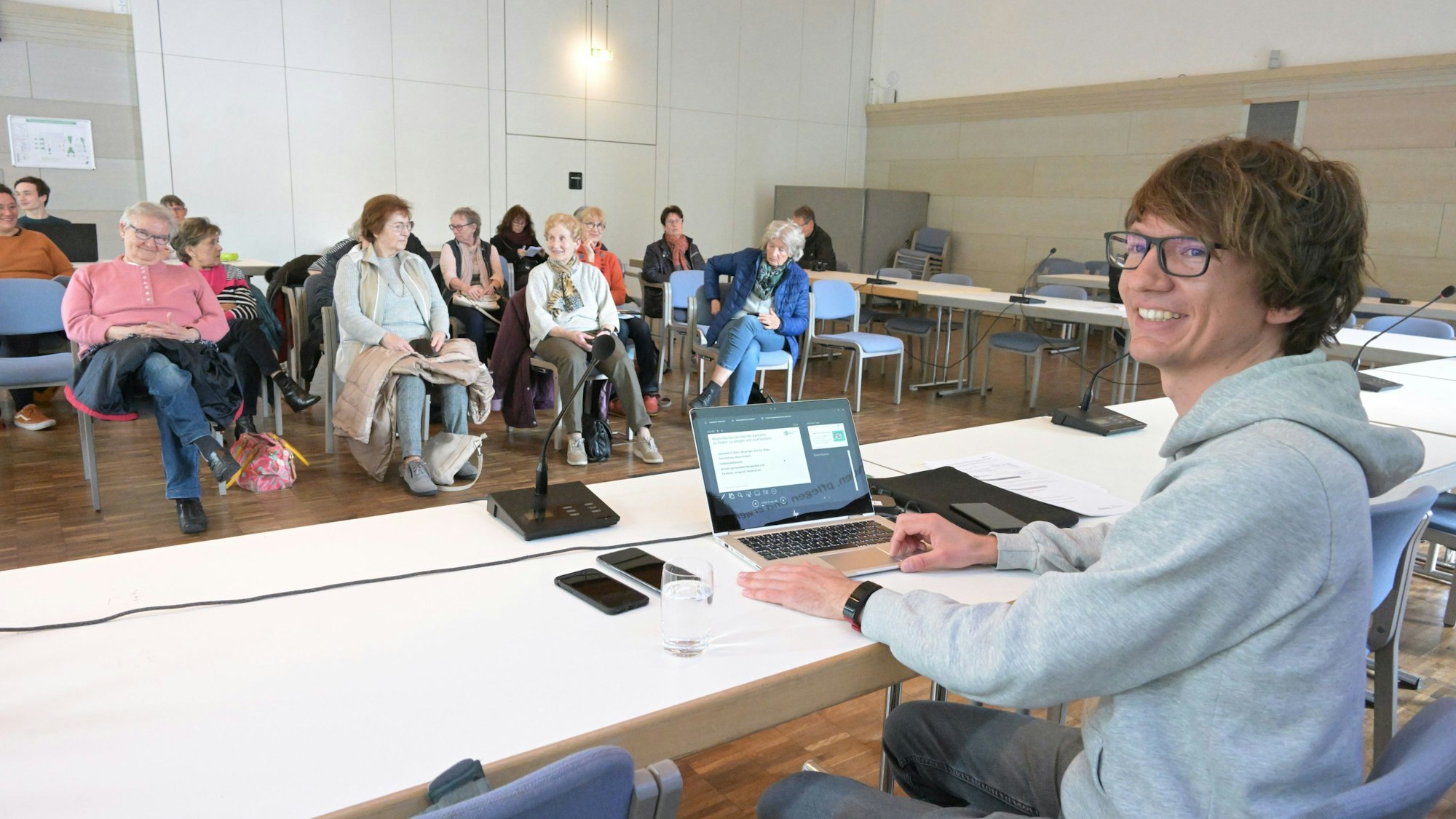 Johannes Diller sitzt an seinem Laptop und präsentiert.