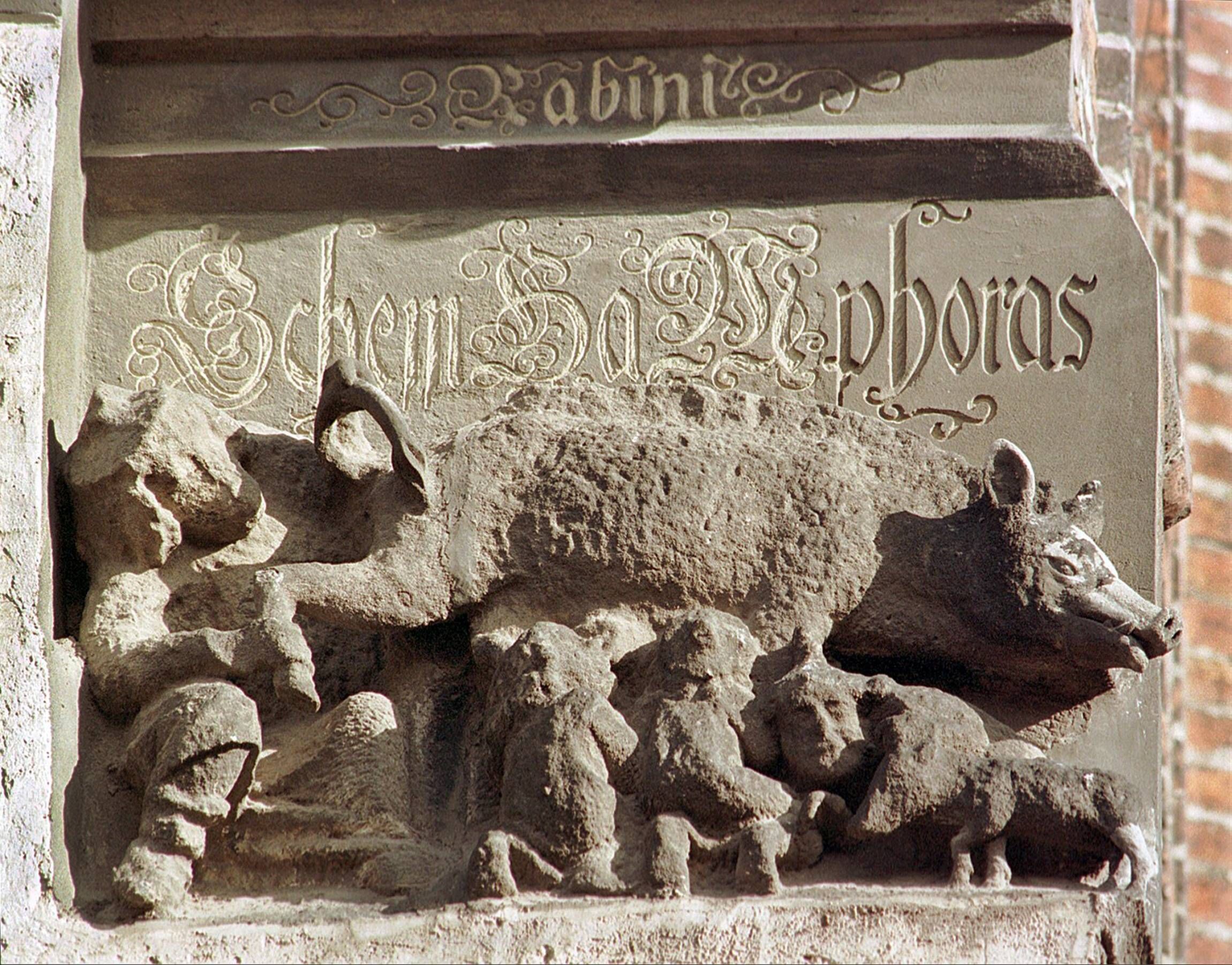 Judensau an der Stadtkirche St. Marien in der Lutherstadt Wittenberg (Sachsen-Anhalt) mit der Inschrift Rabini, Schem Ha Mphoras (hebr. der unverstellte Name).