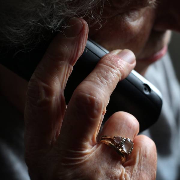 Eine ältere Frau telefoniert mit einem schnurlosen Festnetztelefon. (Symbolbild)