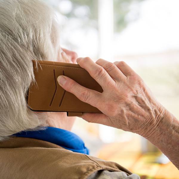 Eine Seniorin telefoniert mit ihrem Smartphone.