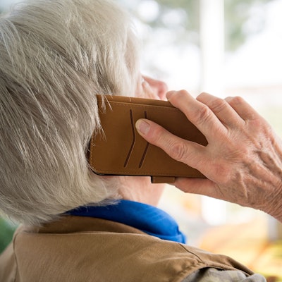 Eine Seniorin telefoniert mit ihrem Smartphone.