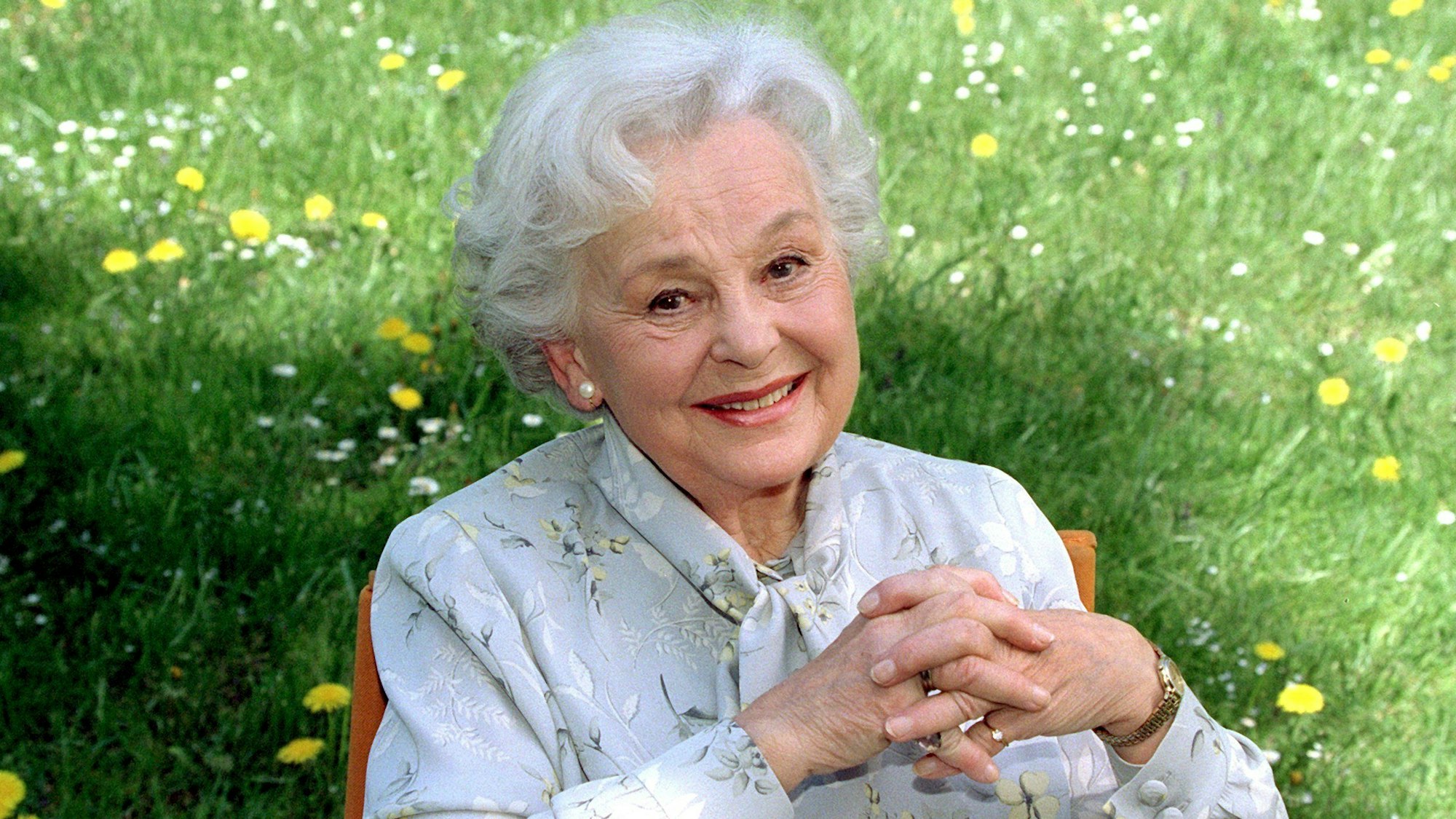 Die Schauspielerin Bruni Löbel aufgenommen 2001 bei einem Pressetermin zur ZDF-Serie ‚Jenny & Co.‘ in München.