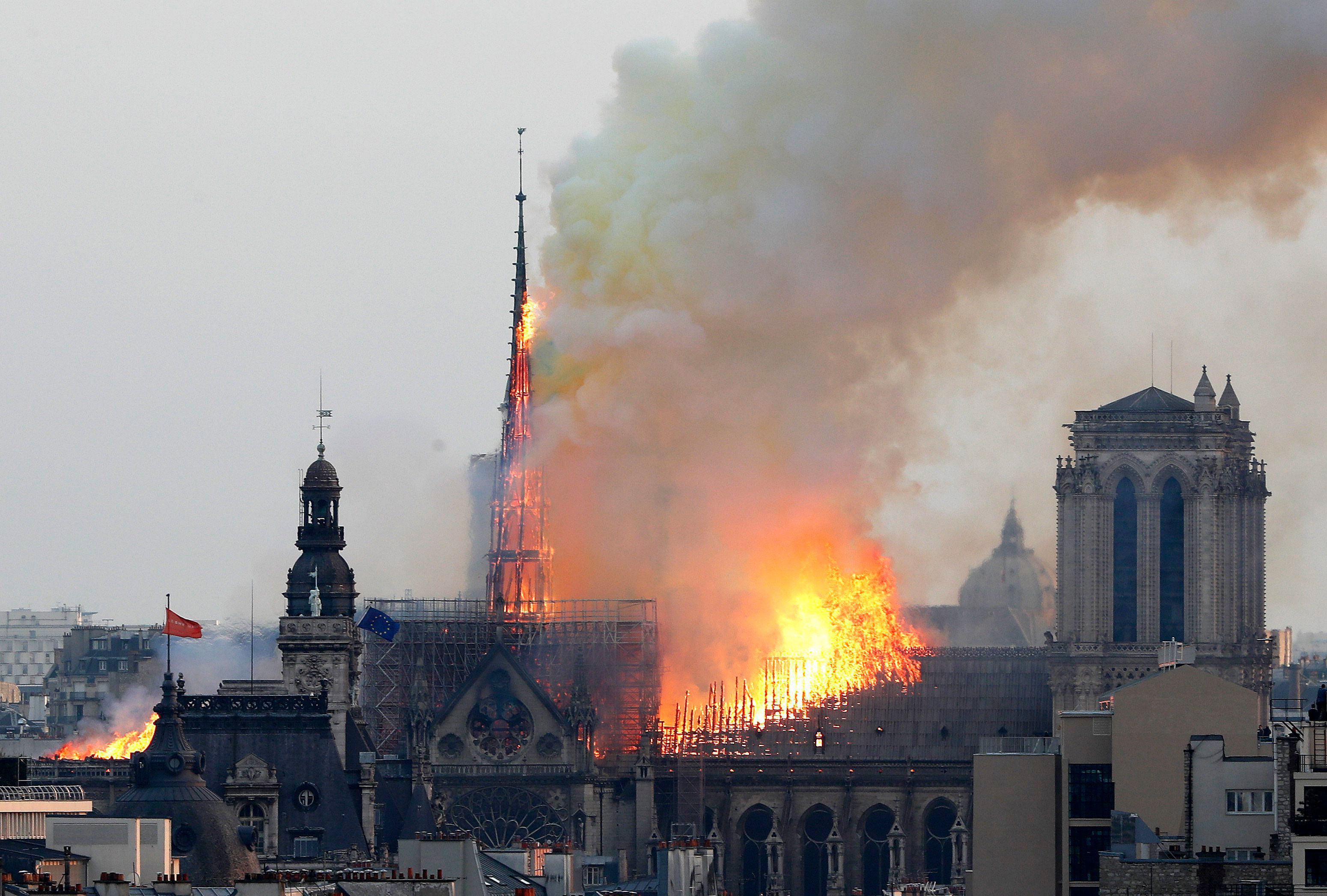 Frankreich, Paris: Flammen und Rauch steigen von der Pariser Kathedrale Notre-Dame auf.