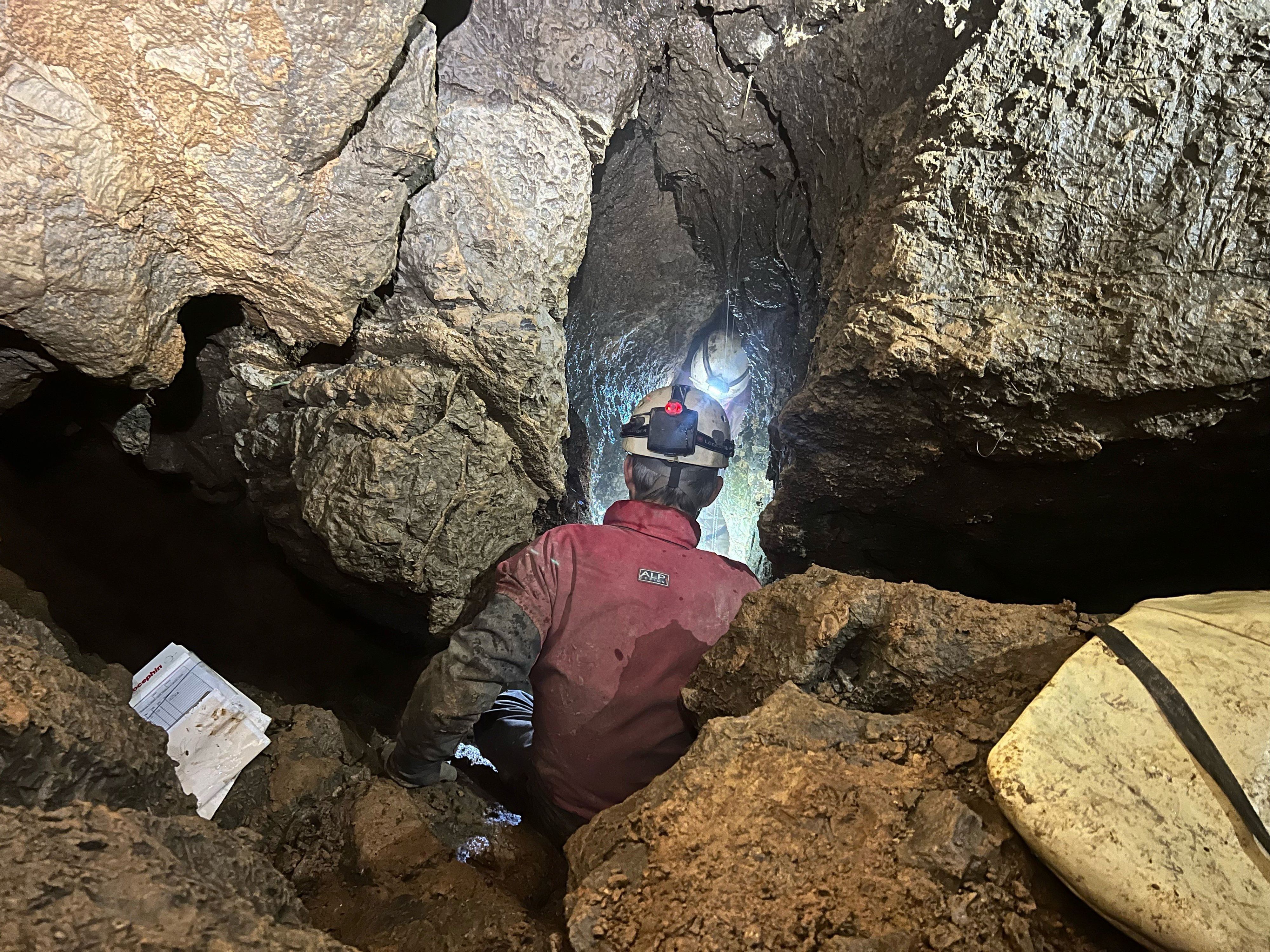 Forscher klettert in eine Höhle