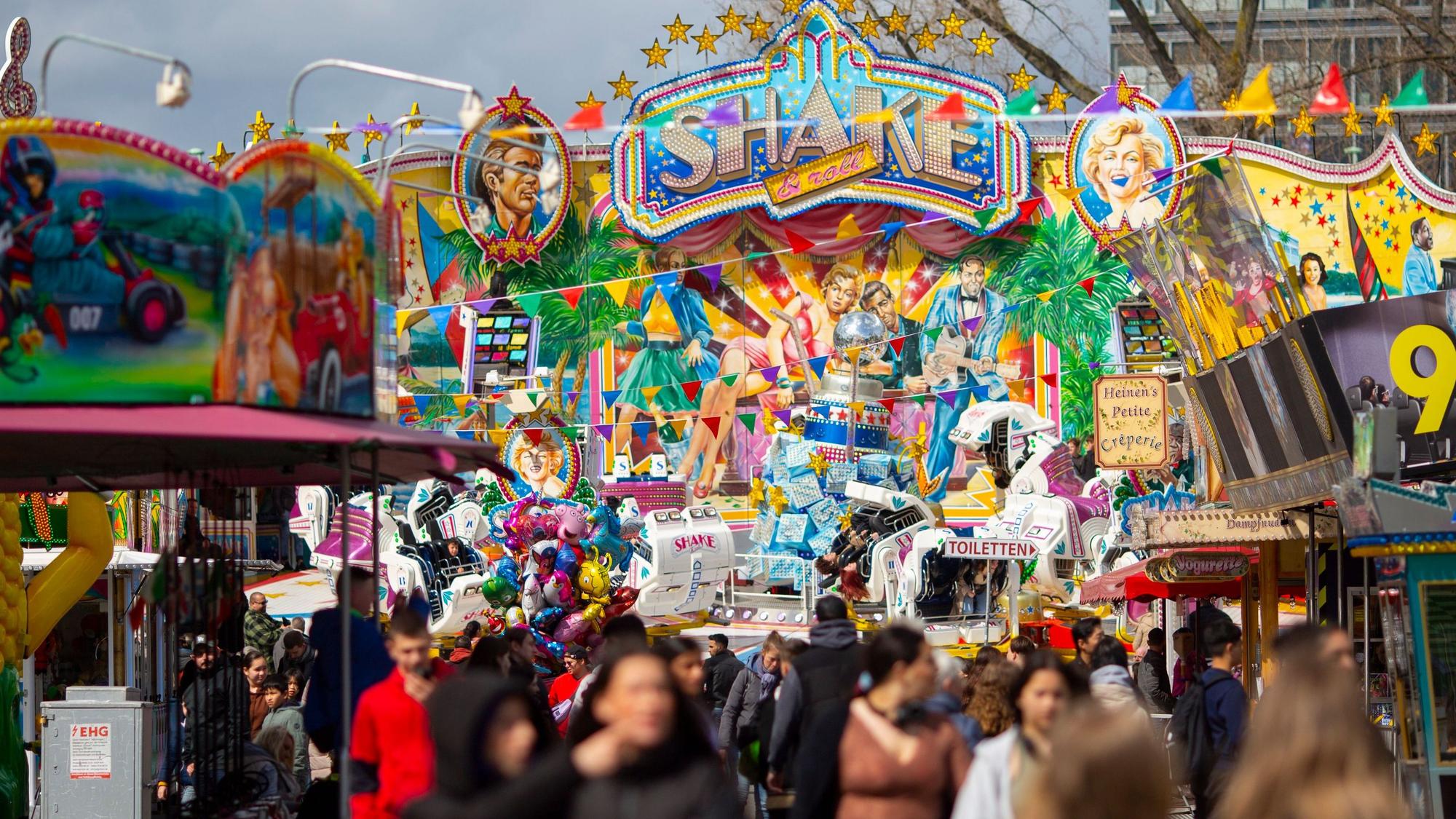 Freizeitvergnügen vor der Haustür: Die Kirmes auf der Deutzer Werft wartet mit attraktiven Fahrgeschäften auf. Das kunterbunte Fahrgeschäft Shake lockt vor allem Jugendliche an. .